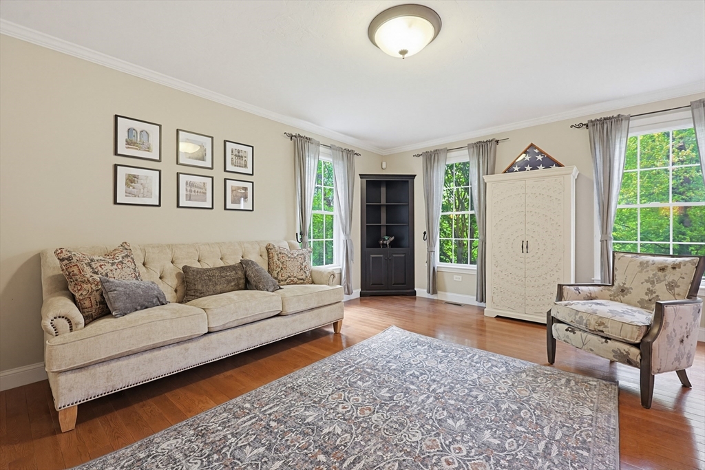 Northbridge, Massachusetts, 01534, United States, 4 Bedrooms Bedrooms, ,2 BathroomsBathrooms,Residential,For Sale,1977320