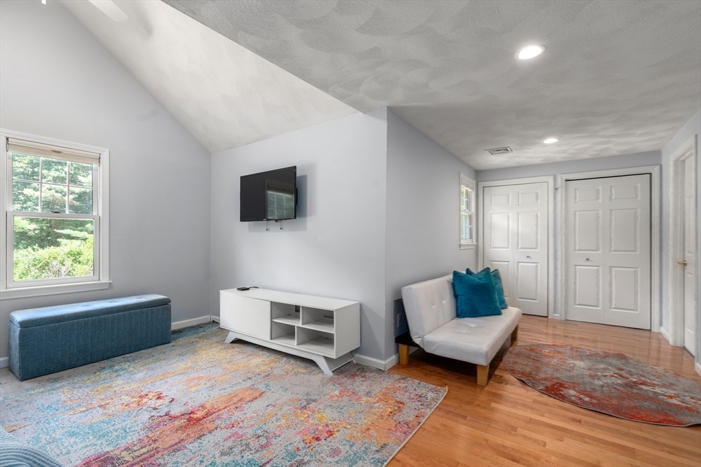 Hopkinton, Massachusetts, 01748, United States, 2 Bedrooms Bedrooms, ,3 BathroomsBathrooms,Residential,For Sale,1875527