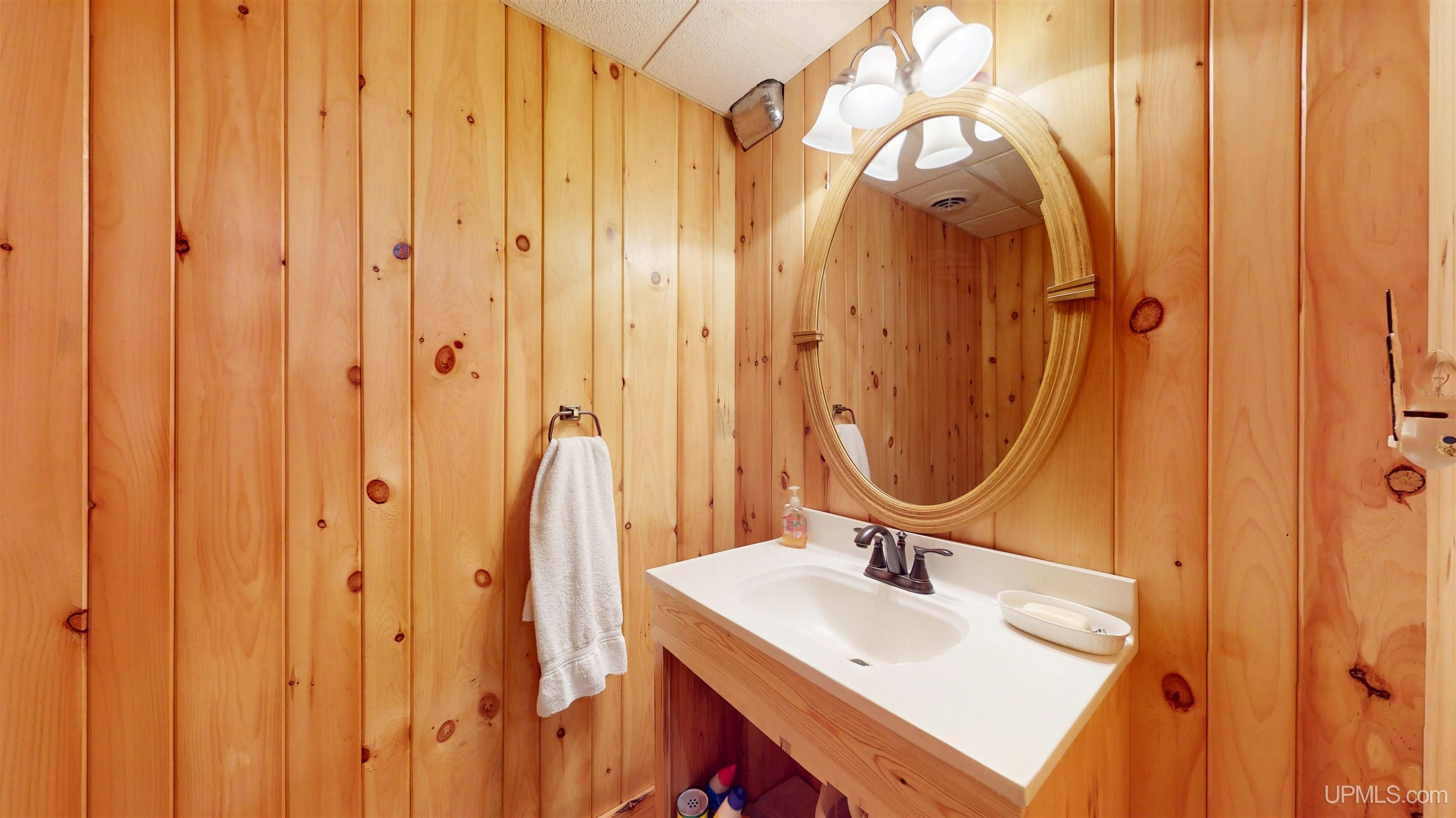 Marquette, Michigan, 49855, United States, 2 Bedrooms Bedrooms, ,4 BathroomsBathrooms,Residential,For Sale,1892873