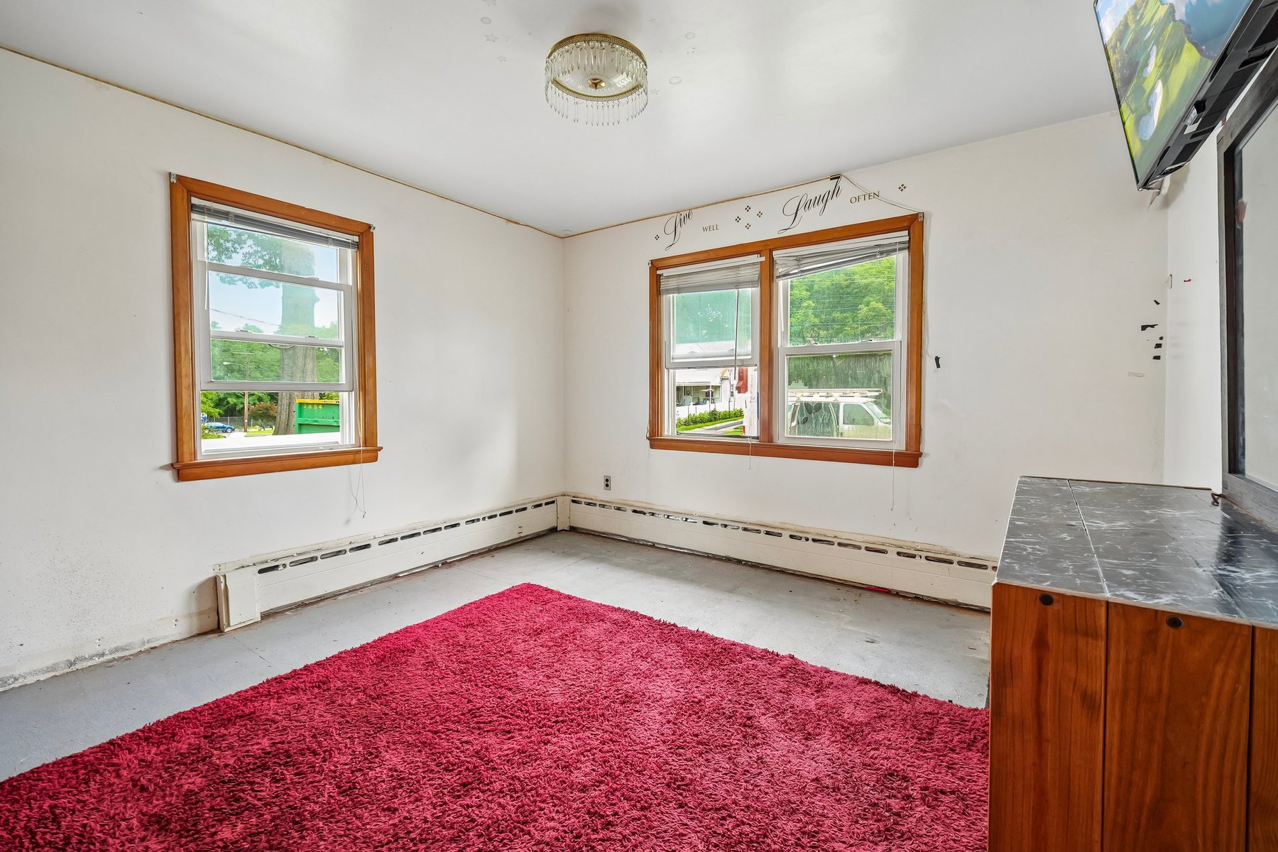  Charming Brick Ranch Home Ready for Your Vision - 物件實景