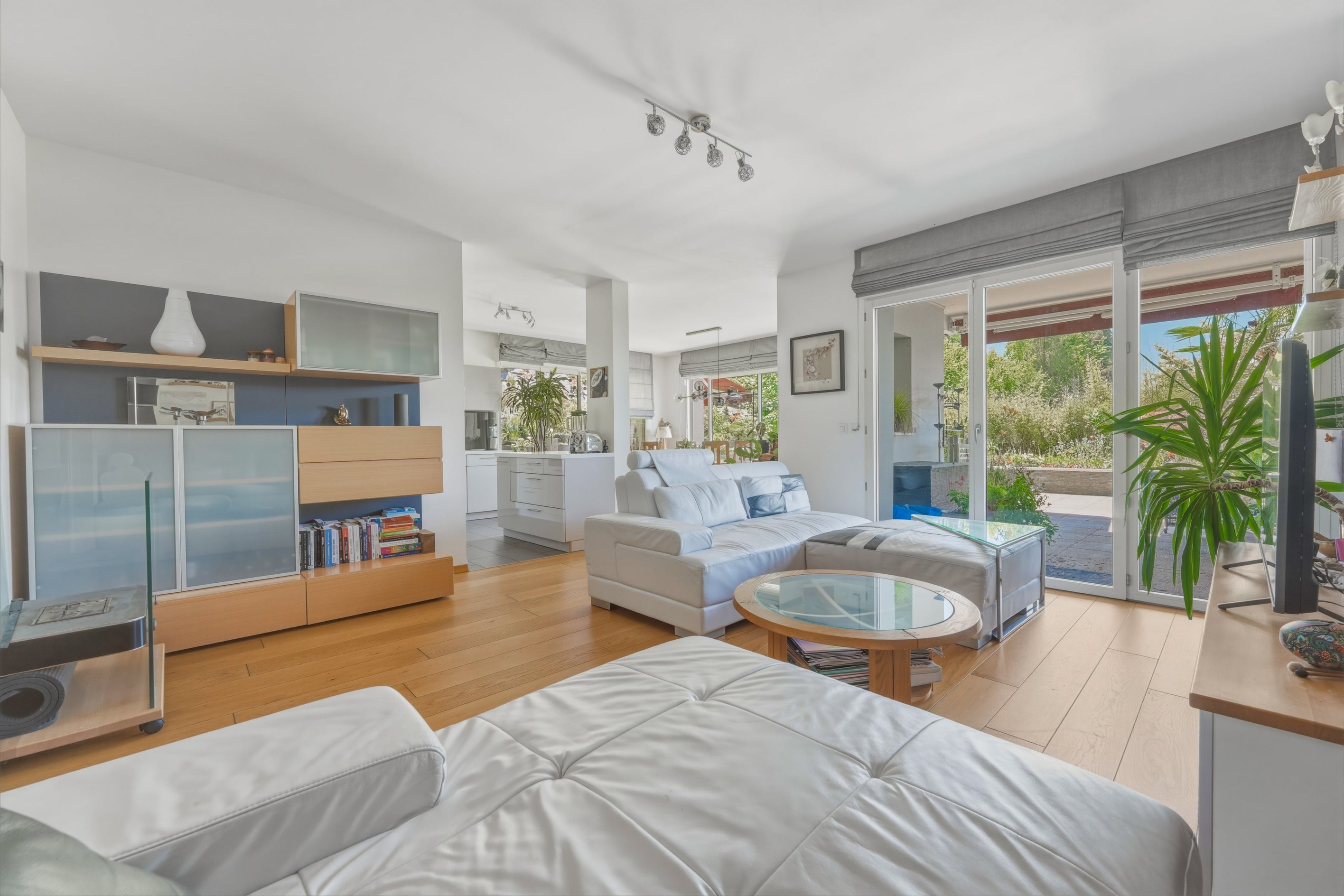  Rare Property in Évian-les-Bains – Elegant 113 sq.m Elevated Garden-Level Apart… - 物件實景