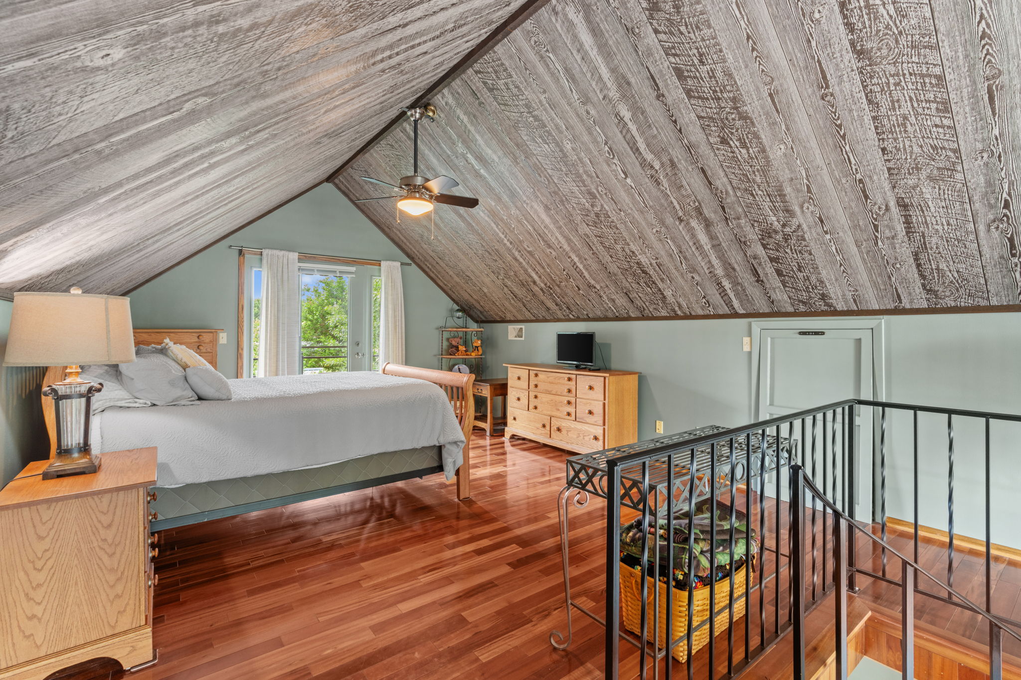  Scenic Chalet Retreat with Unforgettable Lake Pepin Views - 物件實景