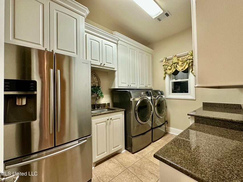Clinton, Mississippi, 39056, United States, 5 Bedrooms Bedrooms, ,3 BathroomsBathrooms,Residential,For Sale,1904228