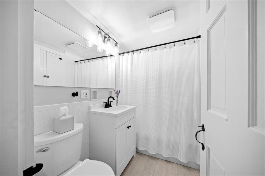 Duxbury, Massachusetts, 02332, United States, 3 Bedrooms Bedrooms, ,1 BathroomBathrooms,Residential,For Sale,1940191