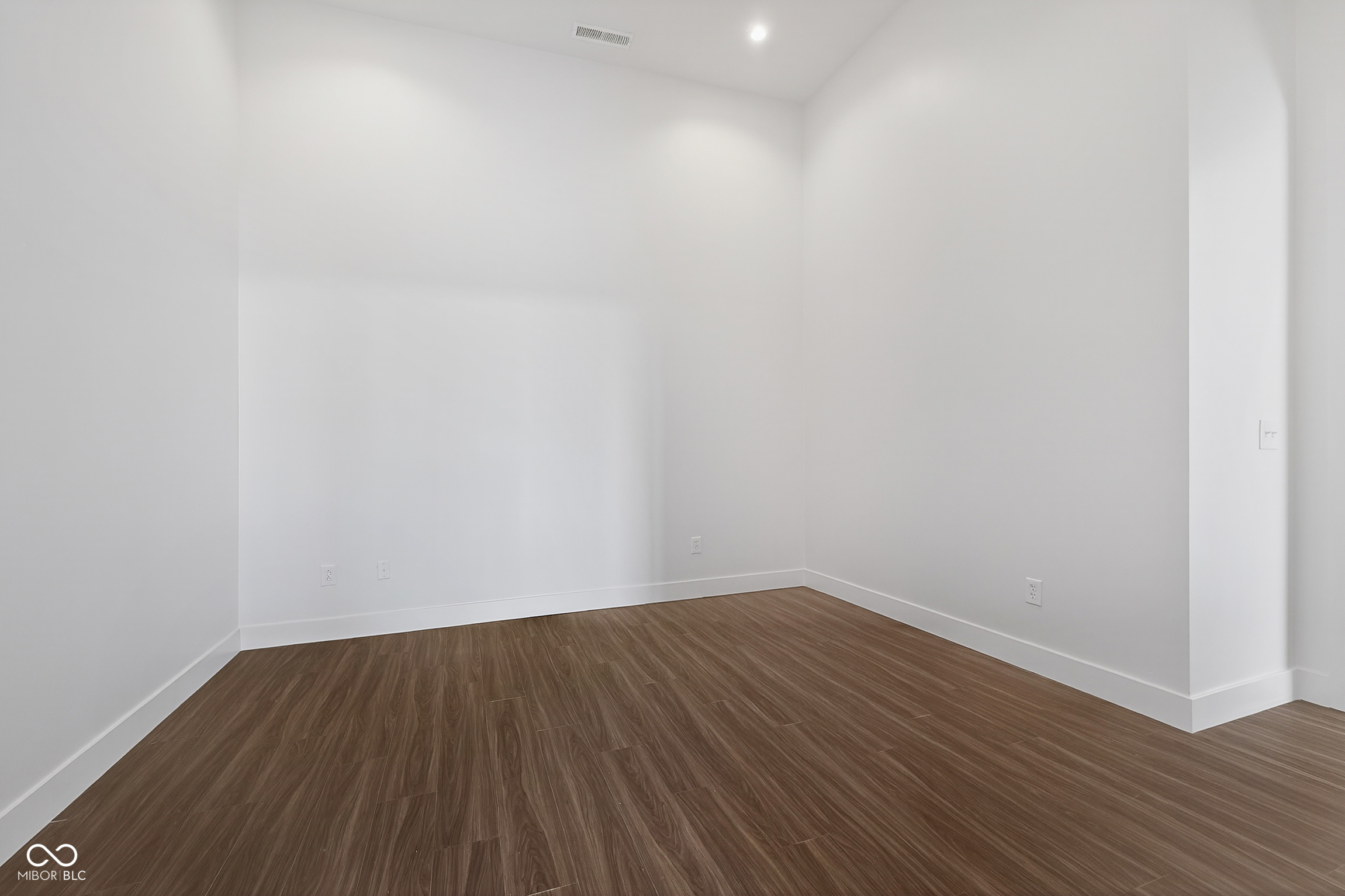 Carmel, Indiana, 46032, United States, 2 Bedrooms Bedrooms, ,3 BathroomsBathrooms,Residential,For Sale,1977129