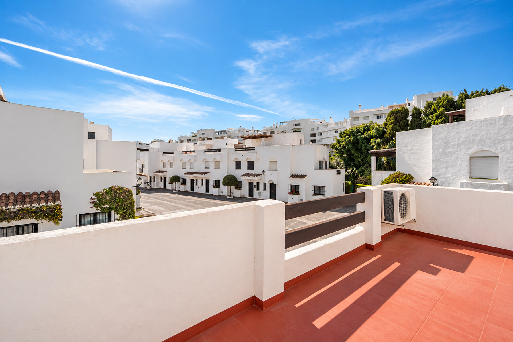  Beachside corner townhouse near Guadalmina with rooftop solarium - 物件實景