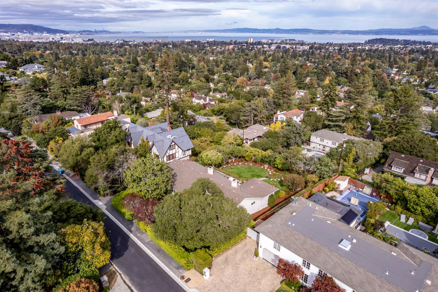 Hillsborough, California, 94010, United States, 3 Bedrooms Bedrooms, ,4 BathroomsBathrooms,Residential,For Sale,1989109