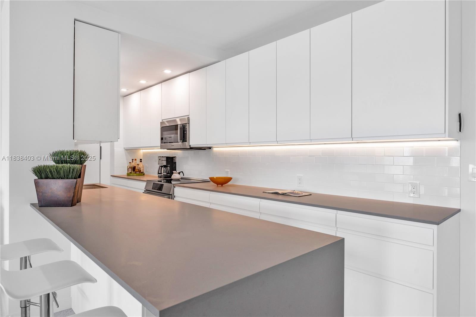 Miami Beach, Florida, 33139, United States, 1 Bedroom Bedrooms, ,1 BathroomBathrooms,Residential,For Sale,1891303
