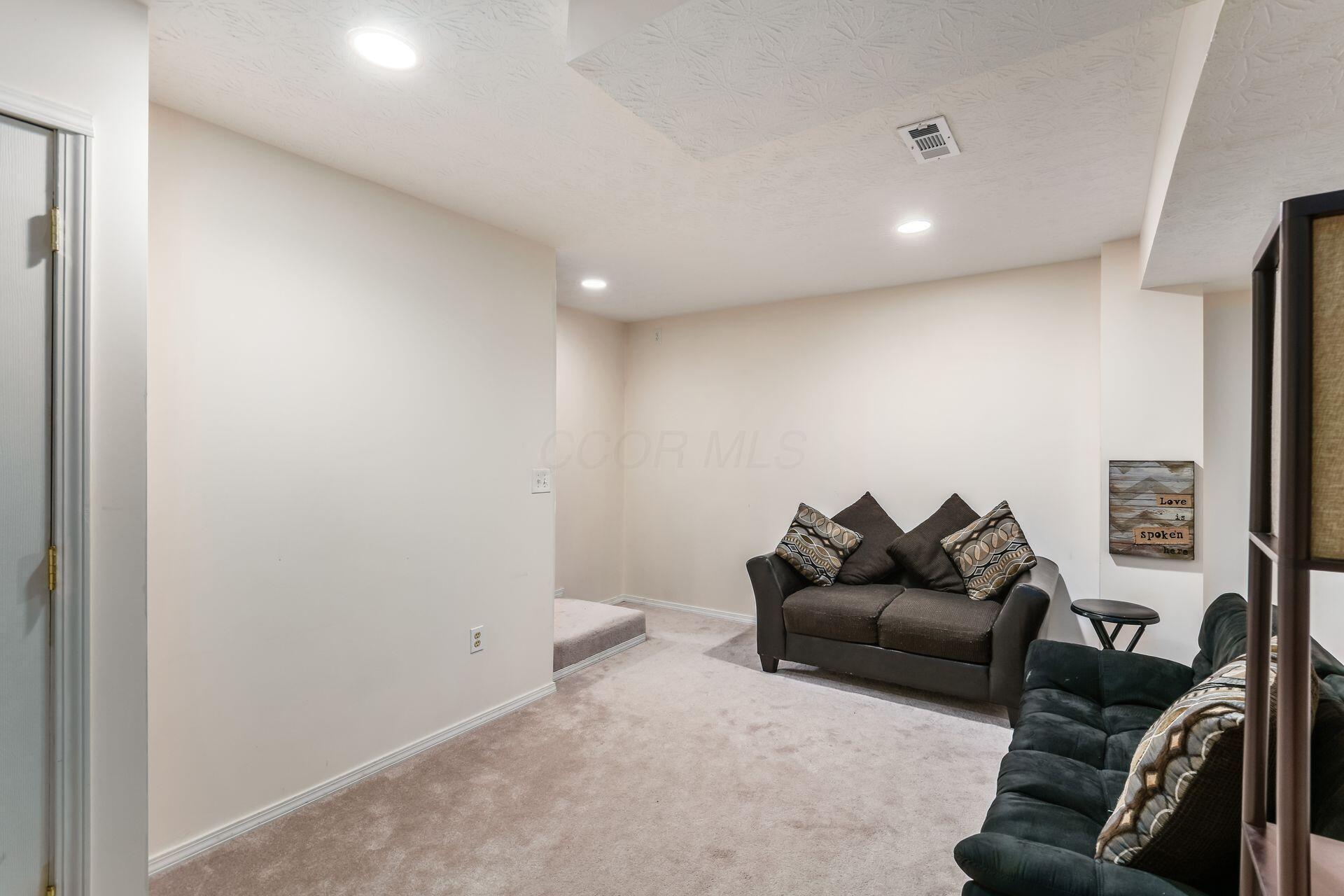 Hilliard, Ohio, 43026, United States, 4 Bedrooms Bedrooms, ,4 BathroomsBathrooms,Residential,For Sale,1965568