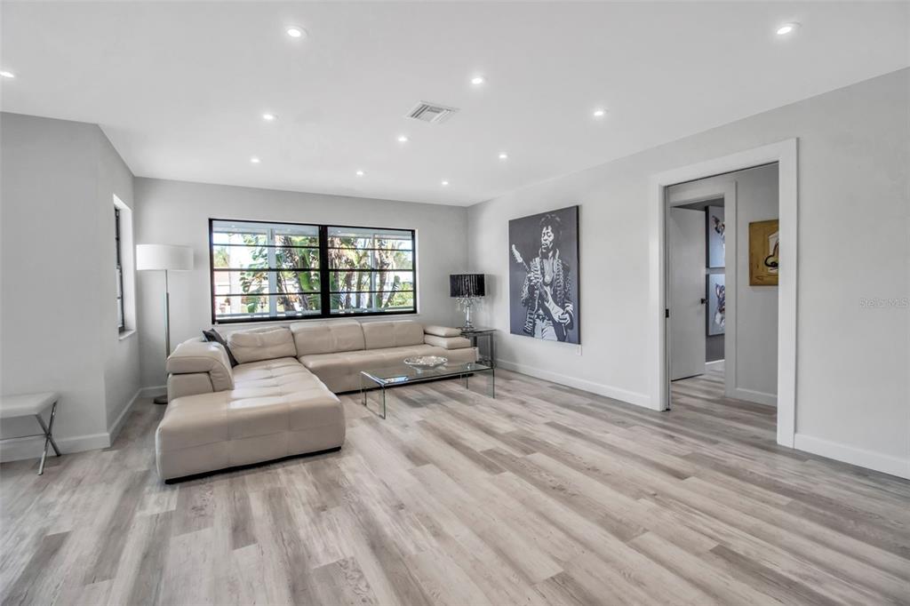 Sarasota, Florida, 34231, United States, 3 Bedrooms Bedrooms, ,2 BathroomsBathrooms,Residential,For Sale,1988164