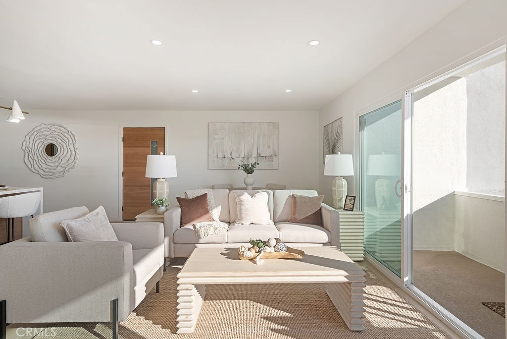 Long Beach, California, 90802, United States, 2 Bedrooms Bedrooms, ,2 BathroomsBathrooms,Residential,For Sale,1994707