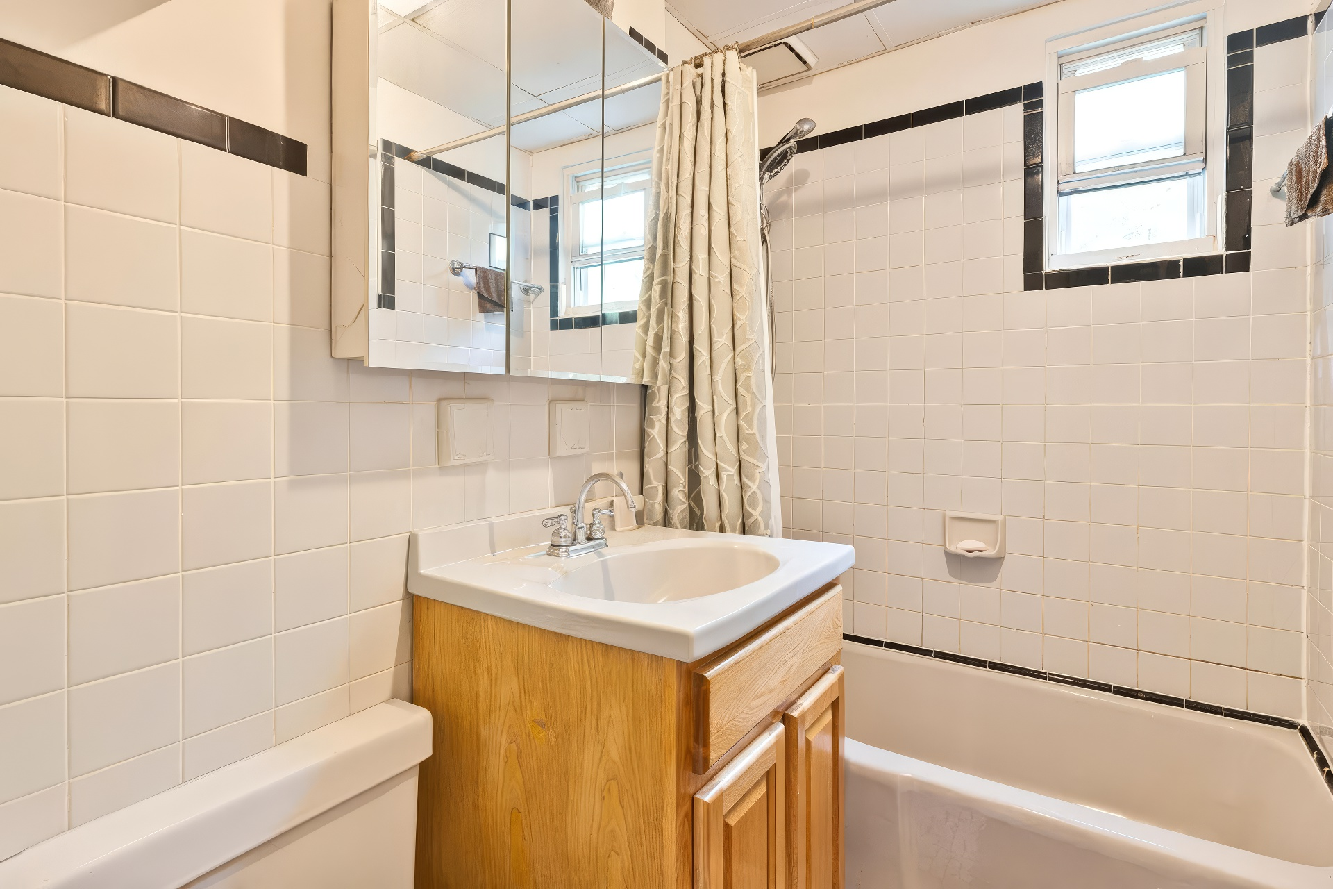 Sunnyside, New York, 11104, United States, 5 Bedrooms Bedrooms, ,3 BathroomsBathrooms,Residential,For Sale,1823180
