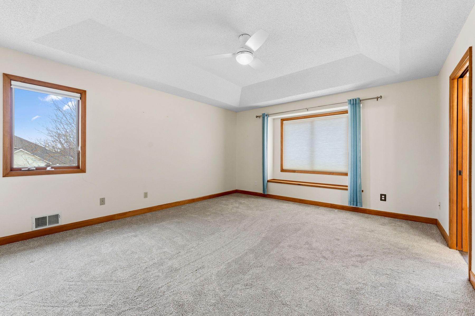  Updated Modified Two-Story on a Spacious Corner Lot - 物件實景