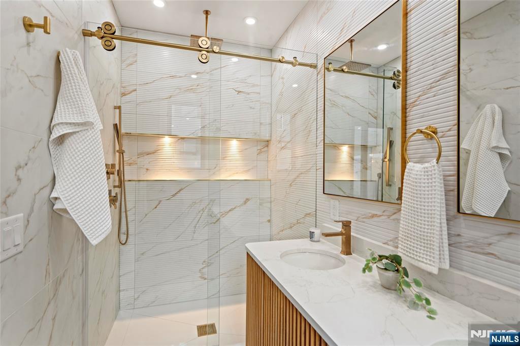 Jersey City, New Jersey, 07307, United States, 3 Bedrooms Bedrooms, ,2 BathroomsBathrooms,Residential,For Sale,1947058