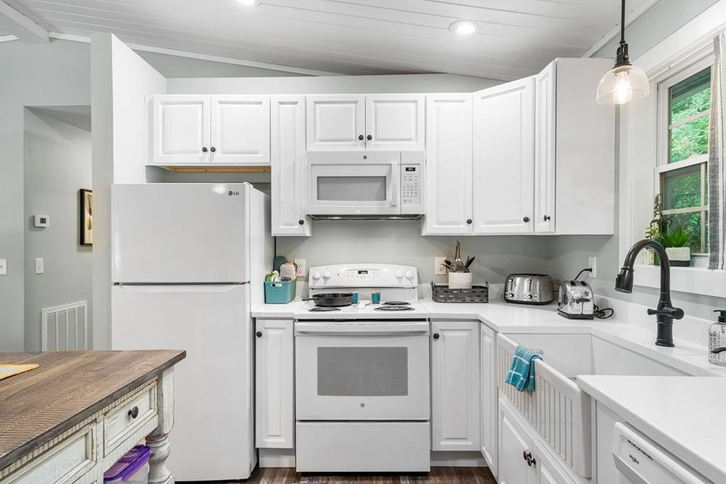 Murphy, North Carolina, 28906, United States, 2 Bedrooms Bedrooms, ,2 BathroomsBathrooms,Residential,For Sale,1976149