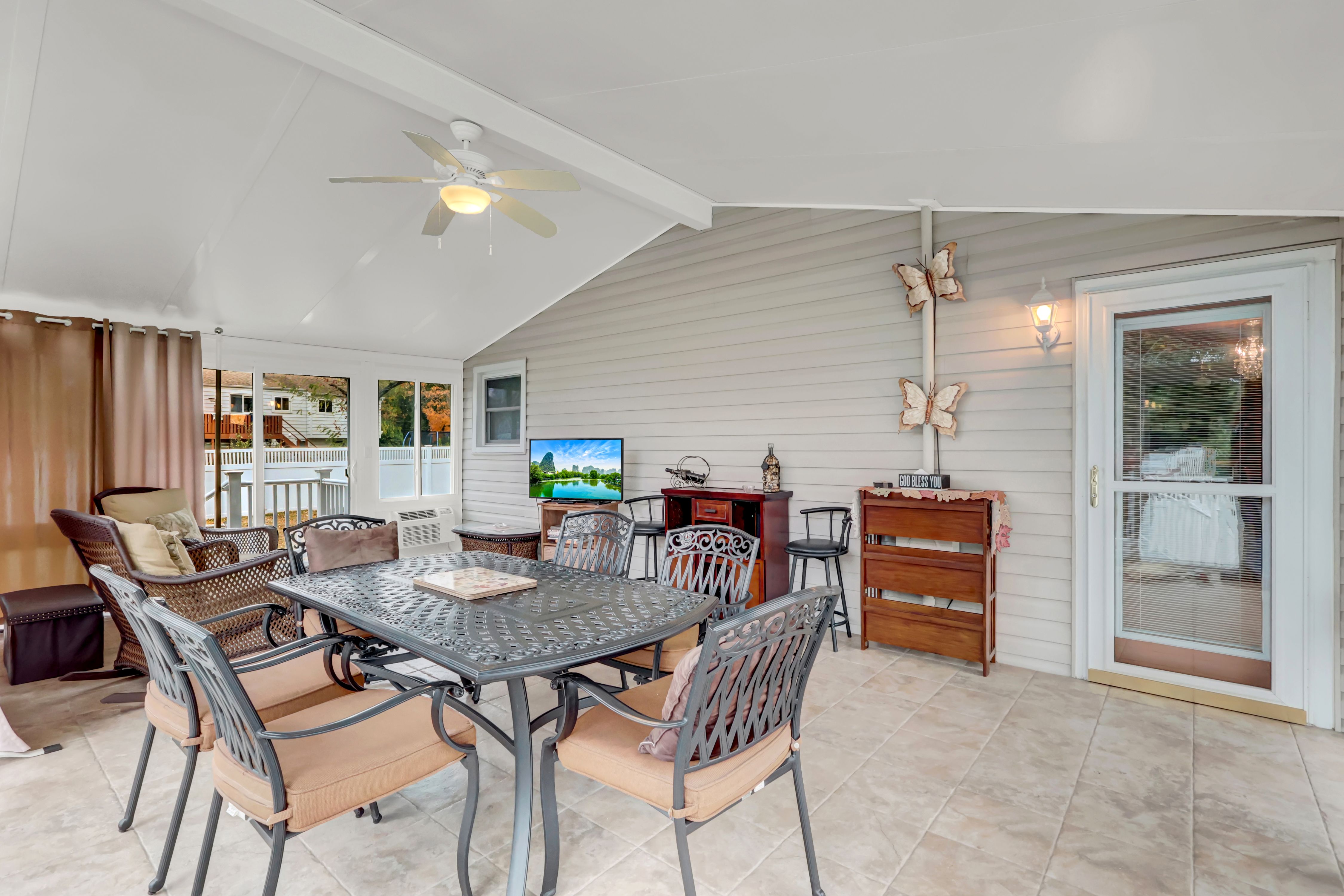 Selden, New York, 11784, United States, 2 Bedrooms Bedrooms, ,1 BathroomBathrooms,Residential,For Sale,1976692