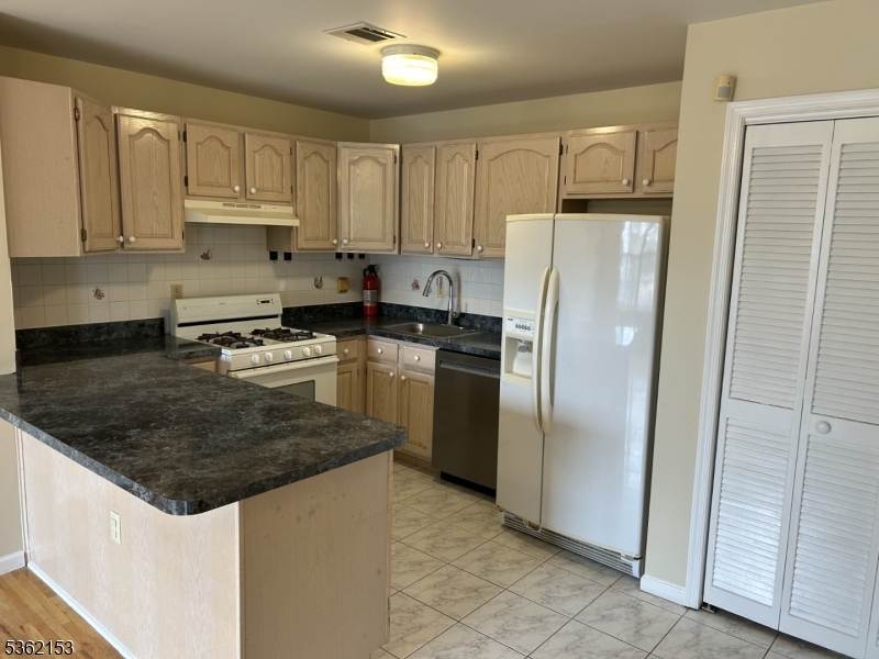 Newark City, New Jersey, 07105, United States, 2 Bedrooms Bedrooms, ,3 BathroomsBathrooms,Residential,For Sale,2003530