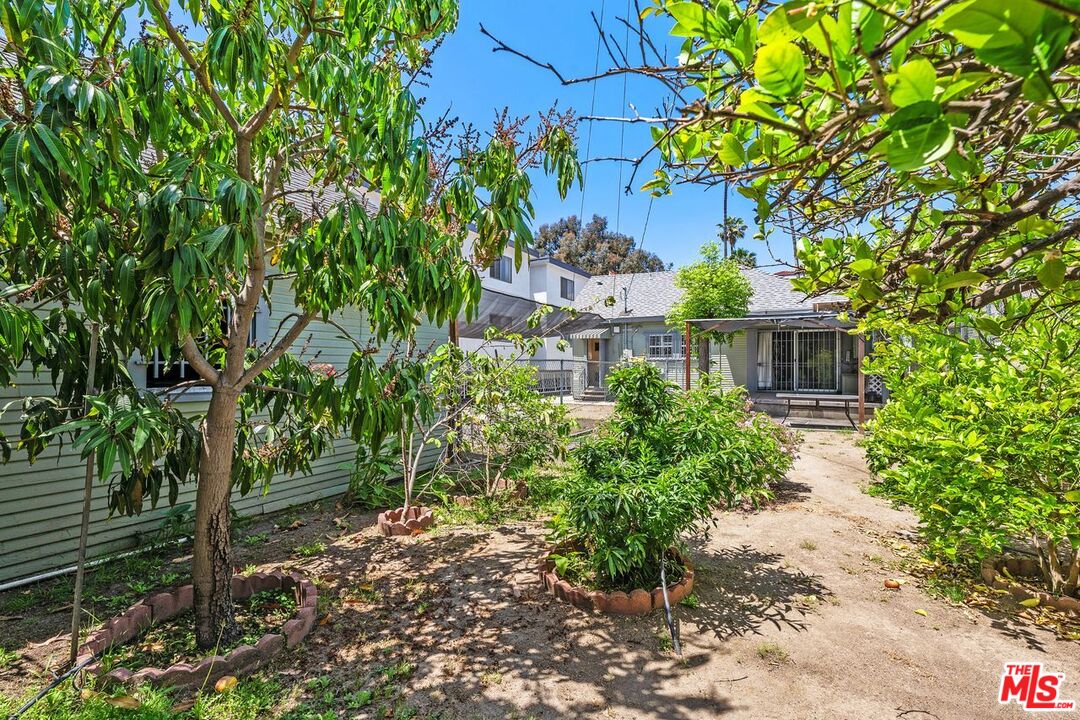 Los Angeles, California, 90004, United States, 3 Bedrooms Bedrooms, ,1 BathroomBathrooms,Residential,For Sale,1896510