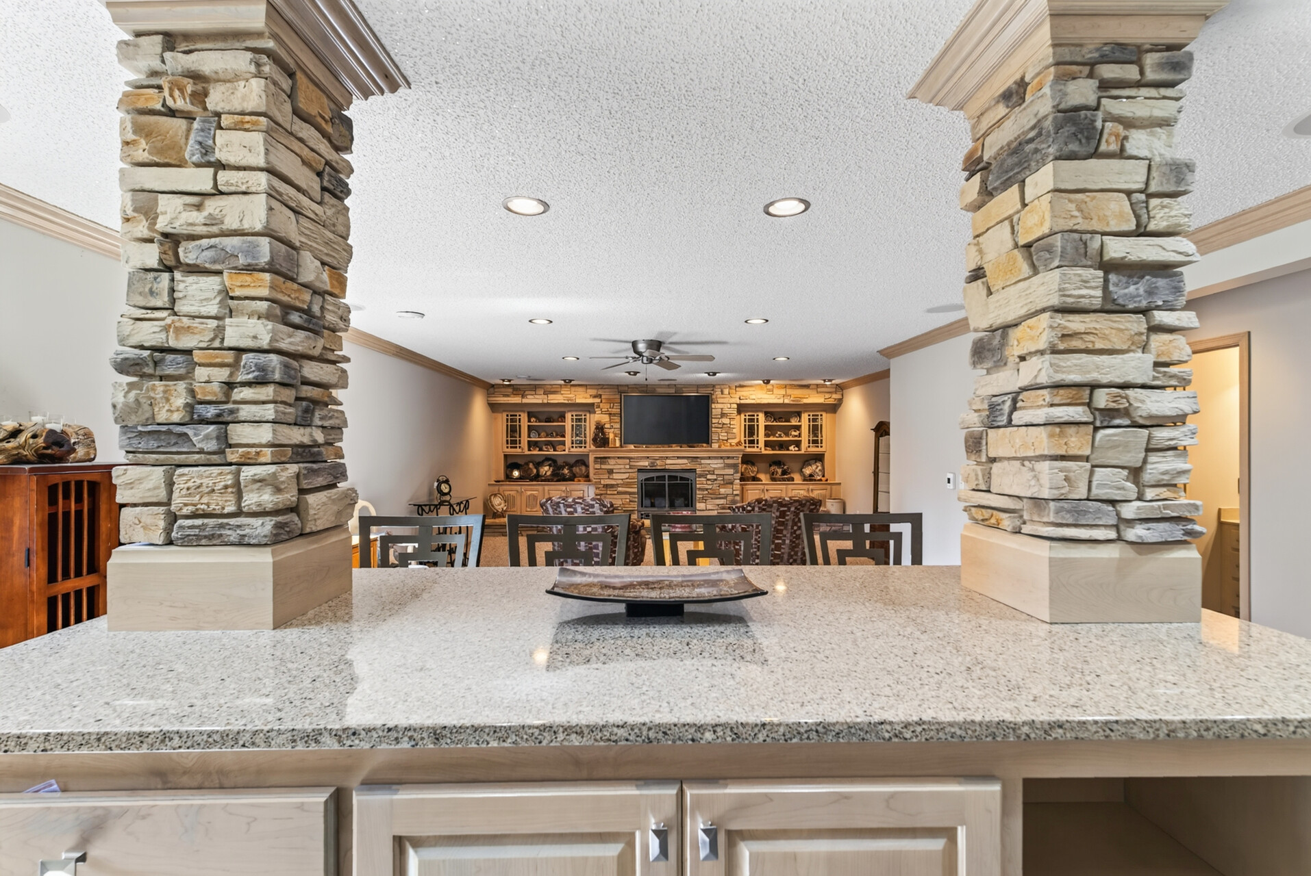  Elegant Fox Ridge Retreat with Exceptional Entertaining Spaces - 物件實景
