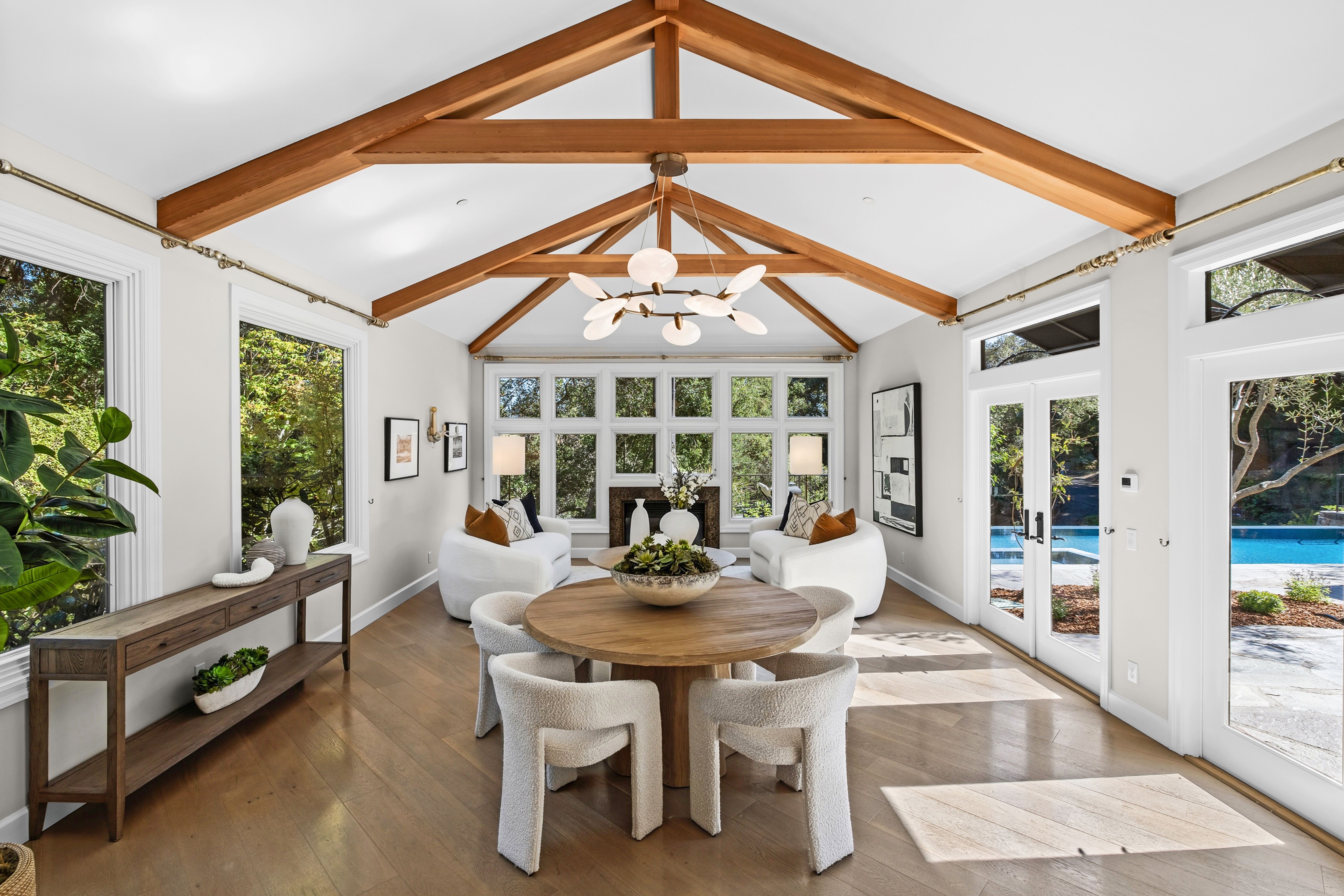  Resort Living in Sorich Park — Gated Mediterranean Estate With Pool and Views - 物件實景