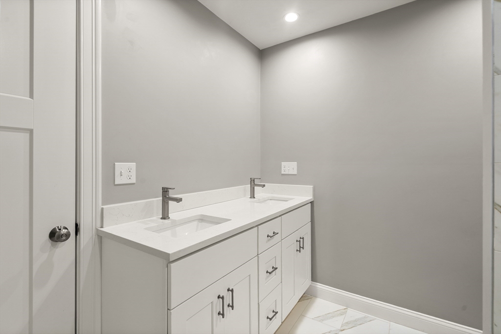 Mendon, Massachusetts, 01756, United States, 3 Bedrooms Bedrooms, ,3 BathroomsBathrooms,Residential,For Sale,1996040