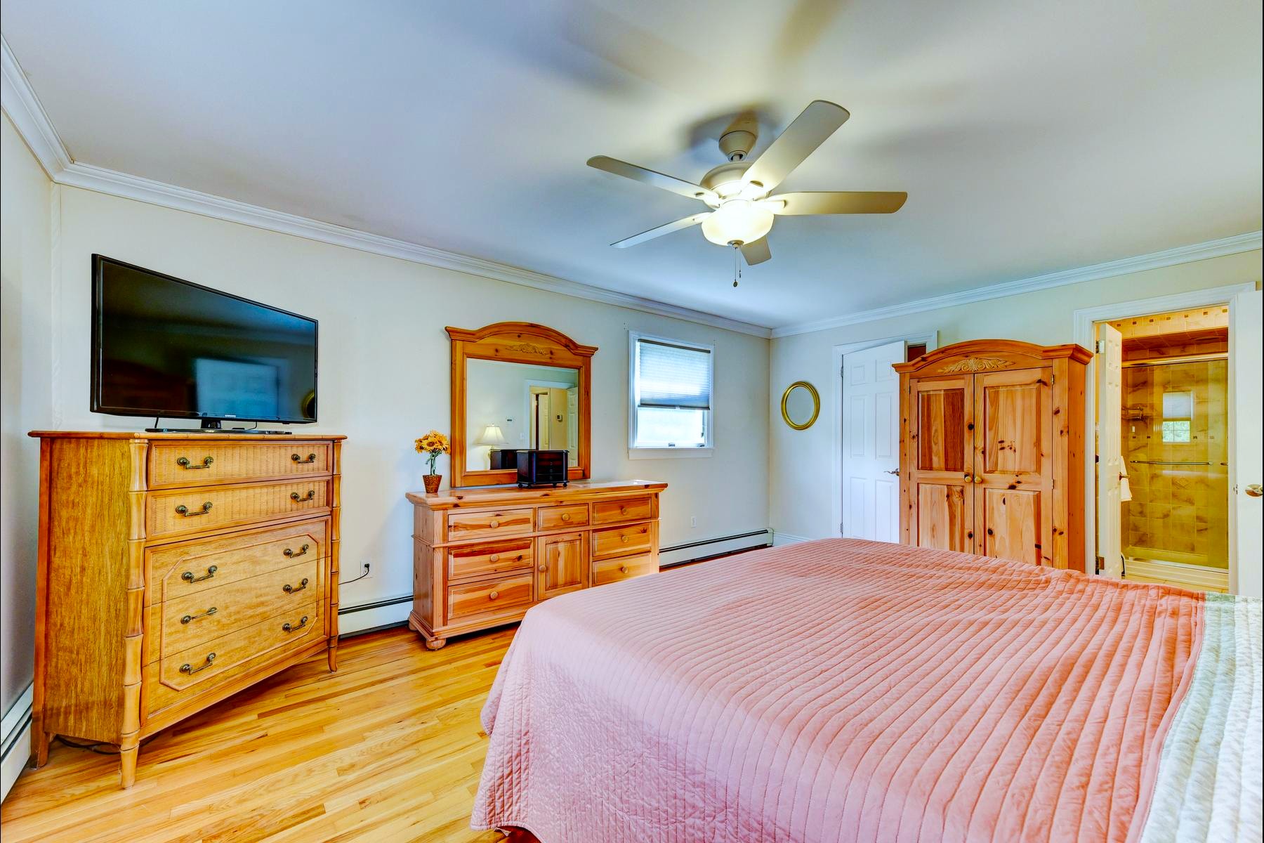  ?Glenwood? Neighborhood Colonial Offers Privacy and Flexibility - 物件實景