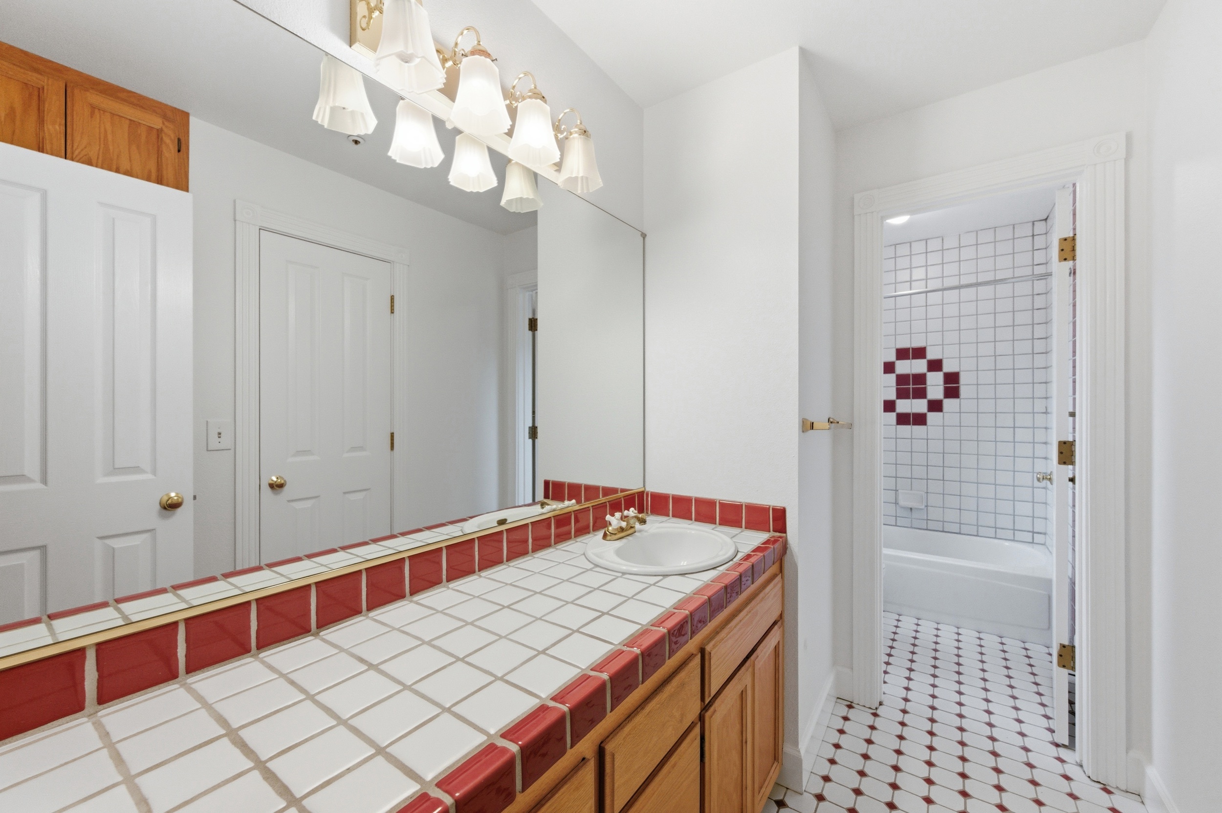  Classic Charm and Comfortable Living - 物件實景