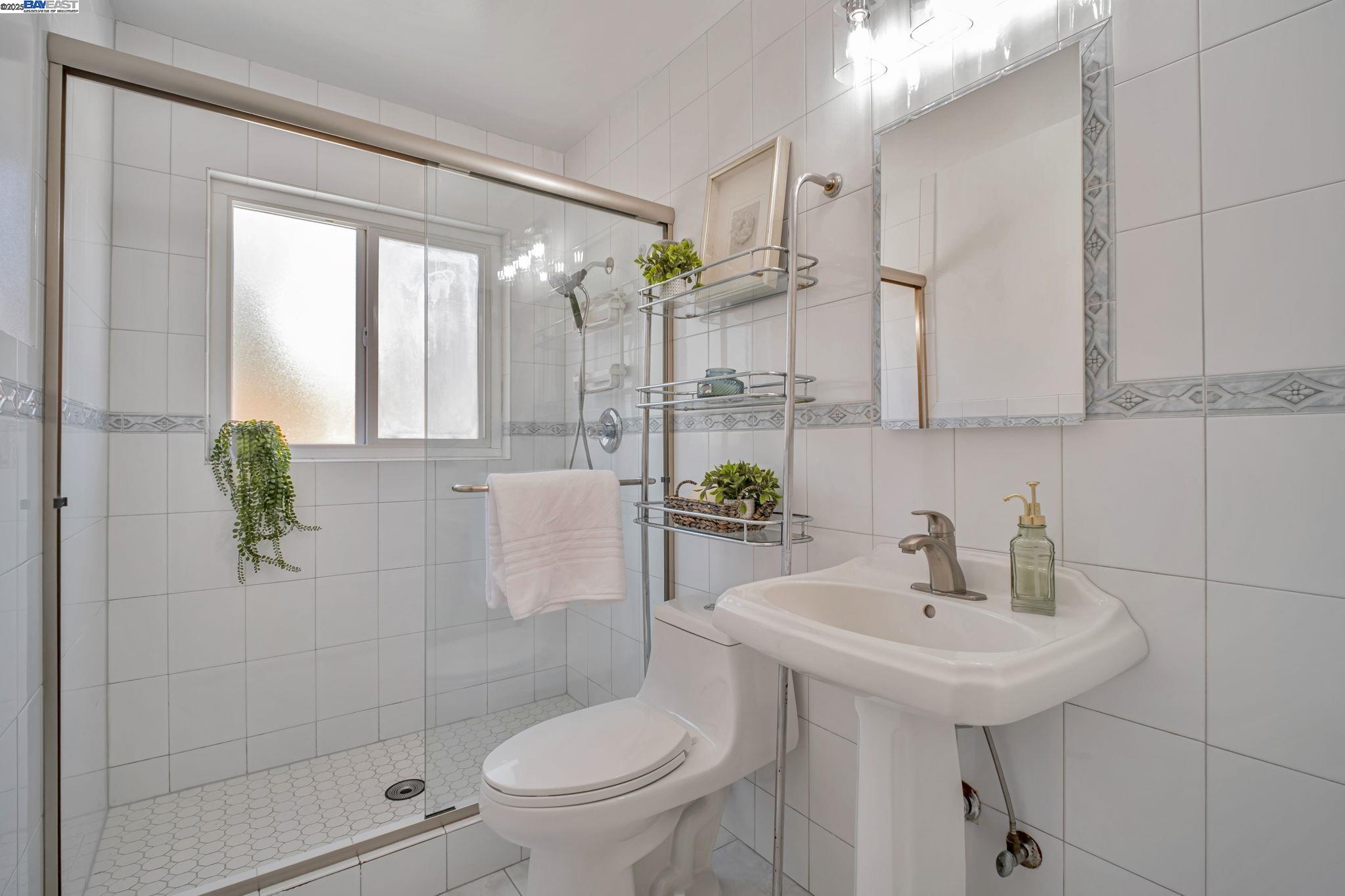 Castro Valley, California, 94546, United States, 3 Bedrooms Bedrooms, ,2 BathroomsBathrooms,Residential,For Sale,1901037