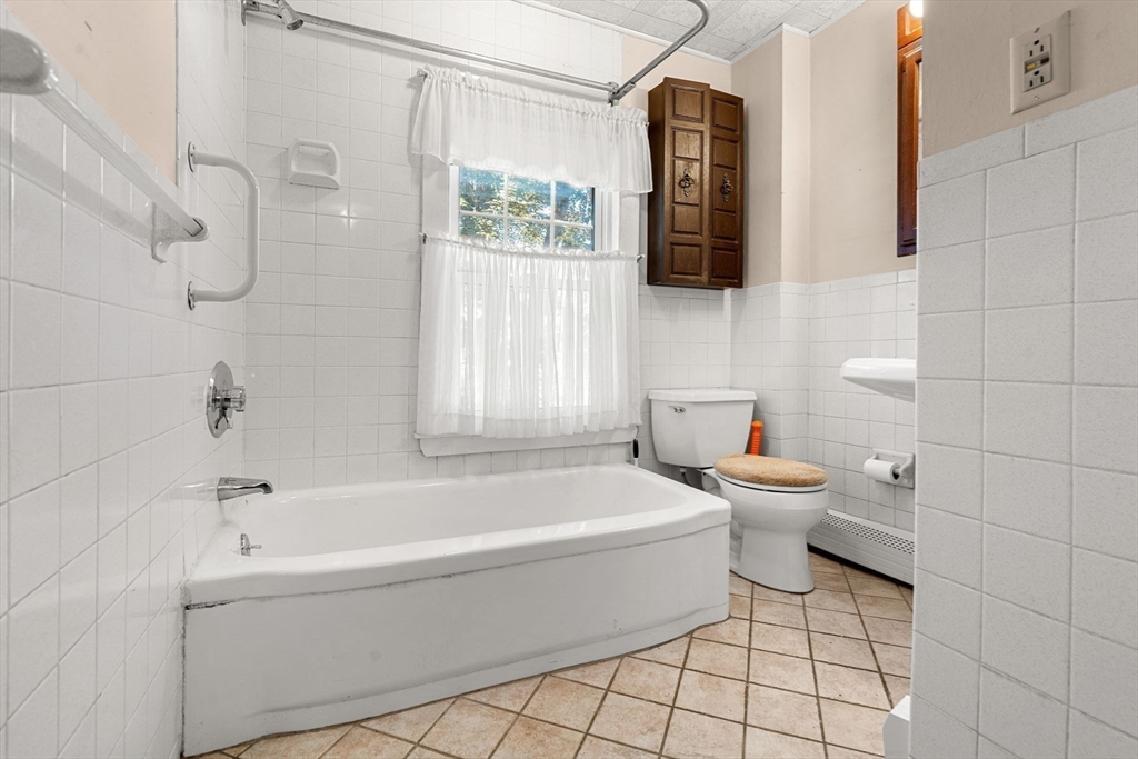 Wakefield, Massachusetts, 01880, United States, 4 Bedrooms Bedrooms, ,2 BathroomsBathrooms,Residential,For Sale,1947079