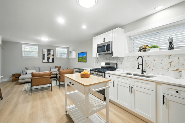 Chicago, Illinois, 60653, United States, 4 Bedrooms Bedrooms, ,Residential,For Sale,1950799