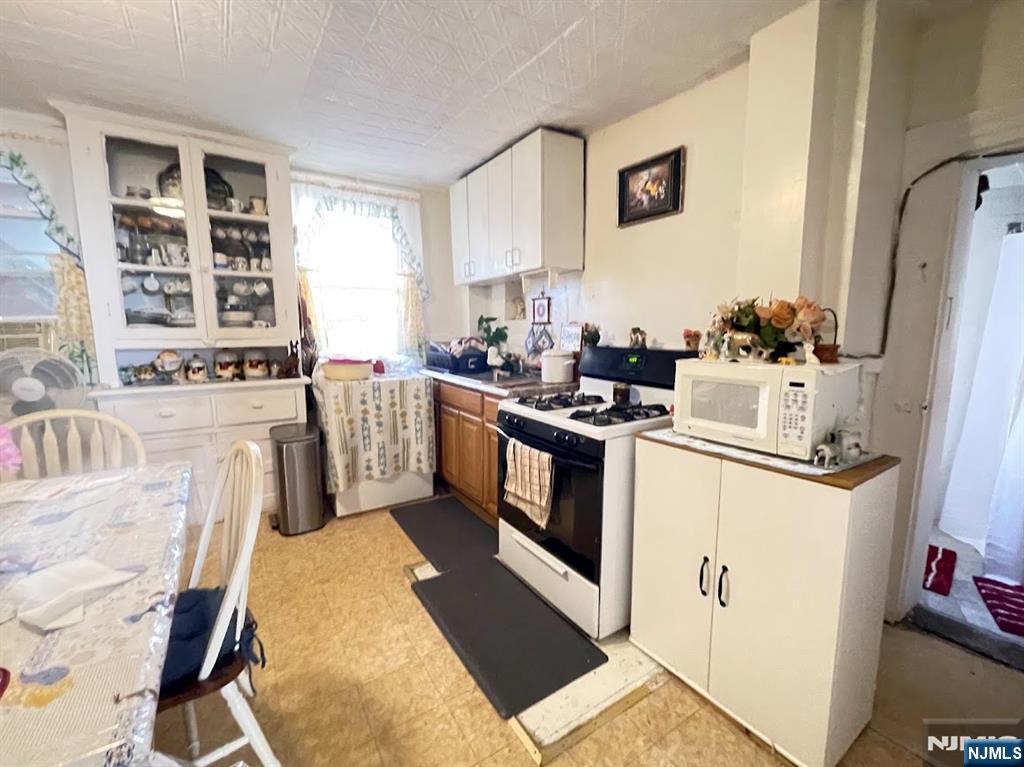 Newark, New Jersey, 07105, United States, 7 Bedrooms Bedrooms, ,4 BathroomsBathrooms,Residential,For Sale,1984618