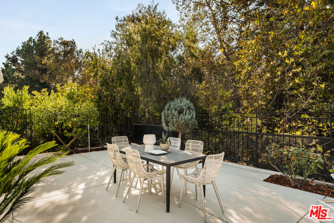 Los Angeles, California, 90027, United States, 4 Bedrooms Bedrooms, ,2 BathroomsBathrooms,Residential,For Sale,1989573