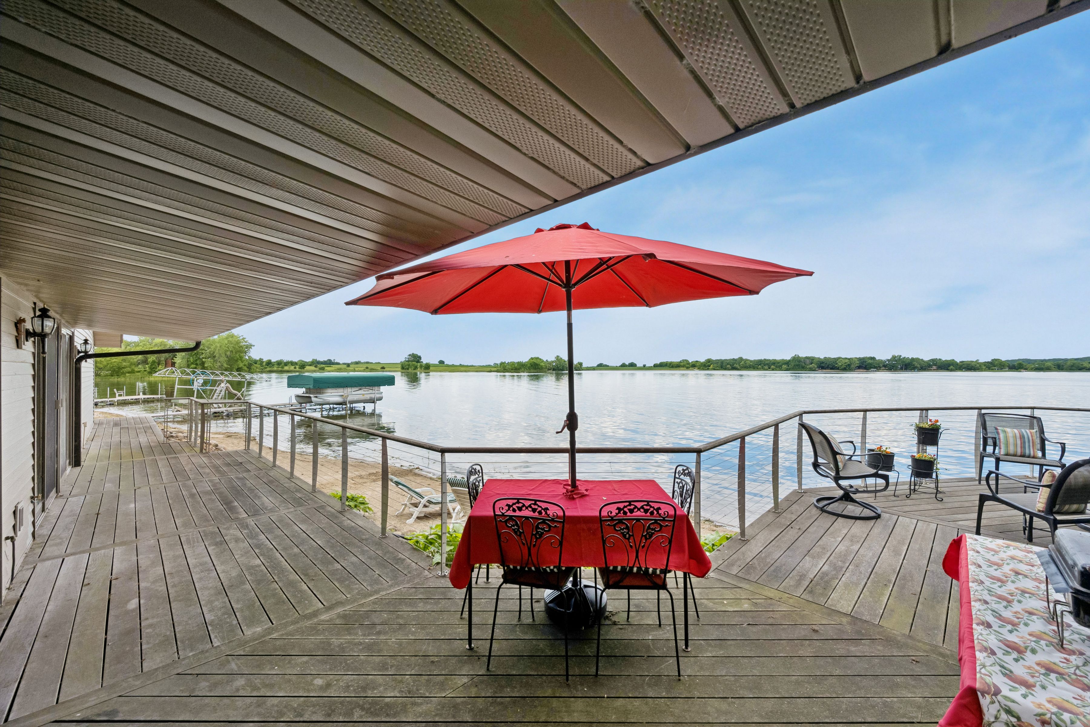  Exceptional Lakefront A-Frame with Sandy Beach - 物件實景
