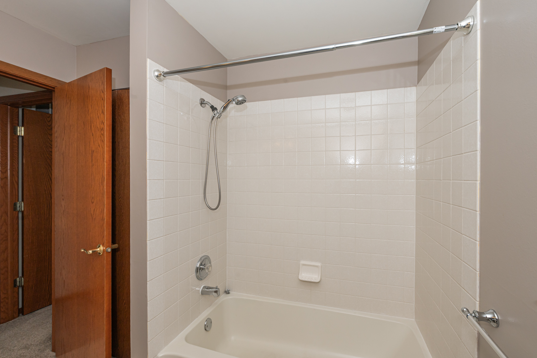  Beautifully Maintained Storybook Home - 物件實景