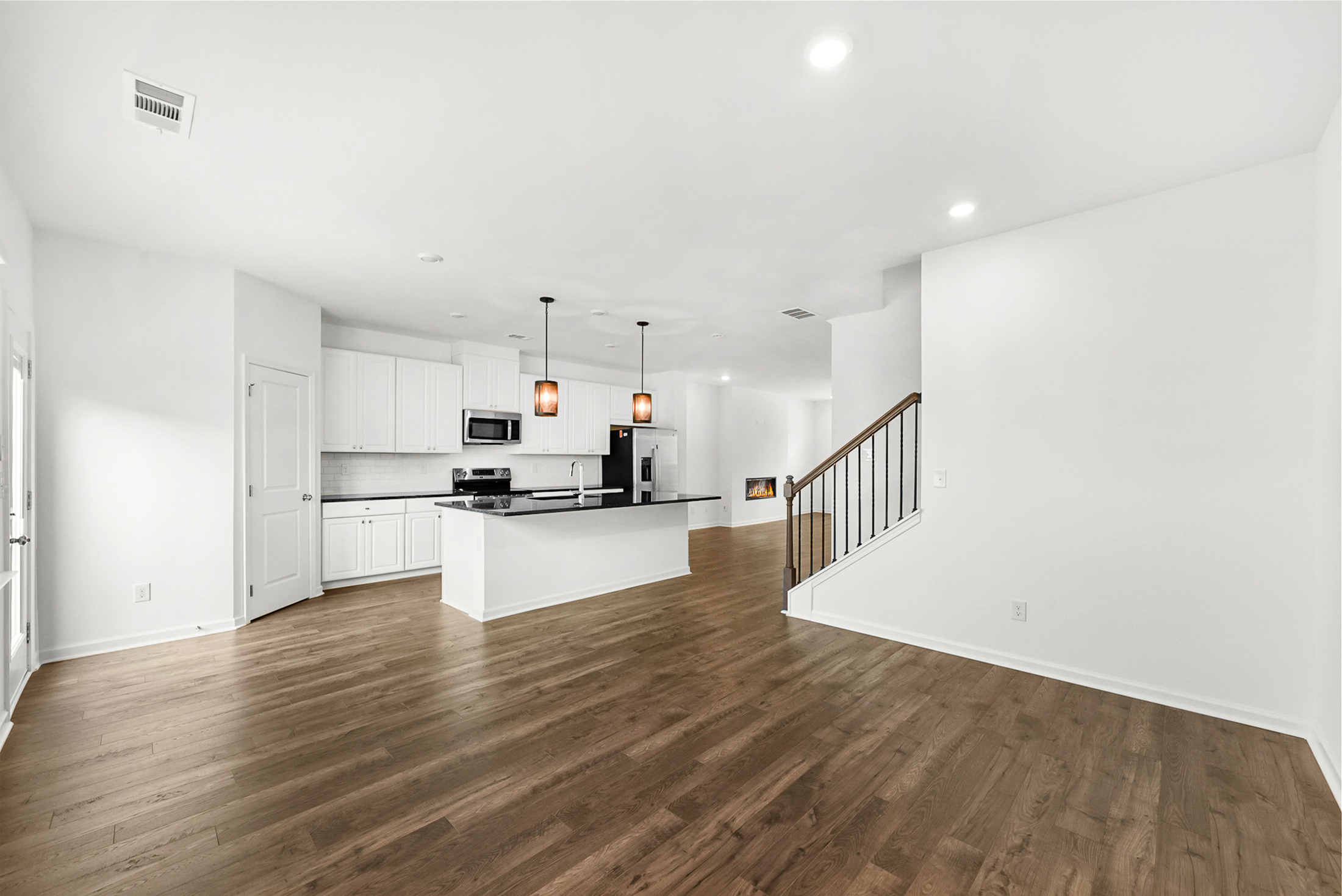  Better Than New Townhome is Ready Today - 物件實景