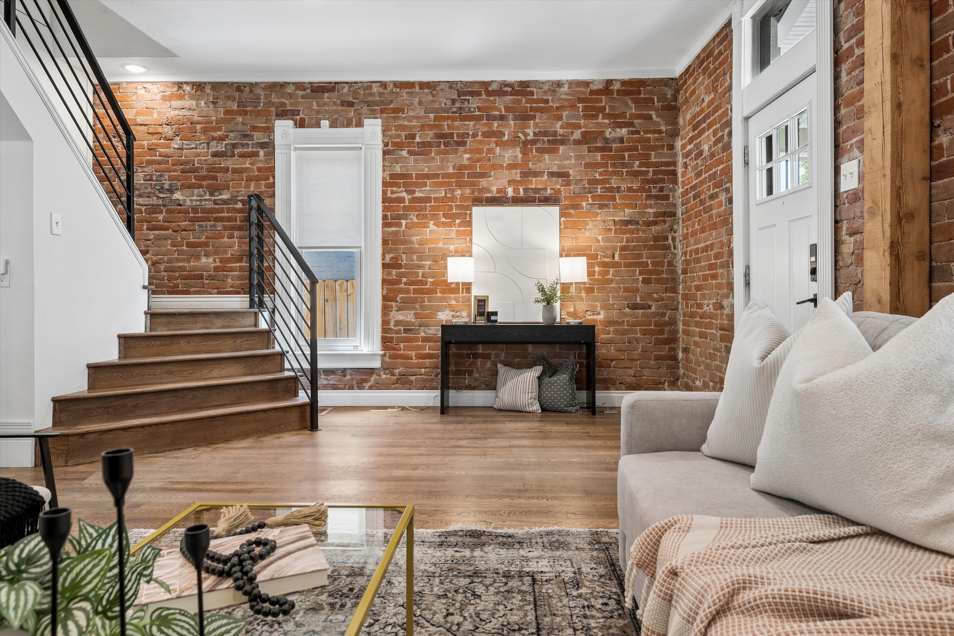  Beautifully reimagined Victorian seamlessly blends historic charm & modern livin - 物件實景