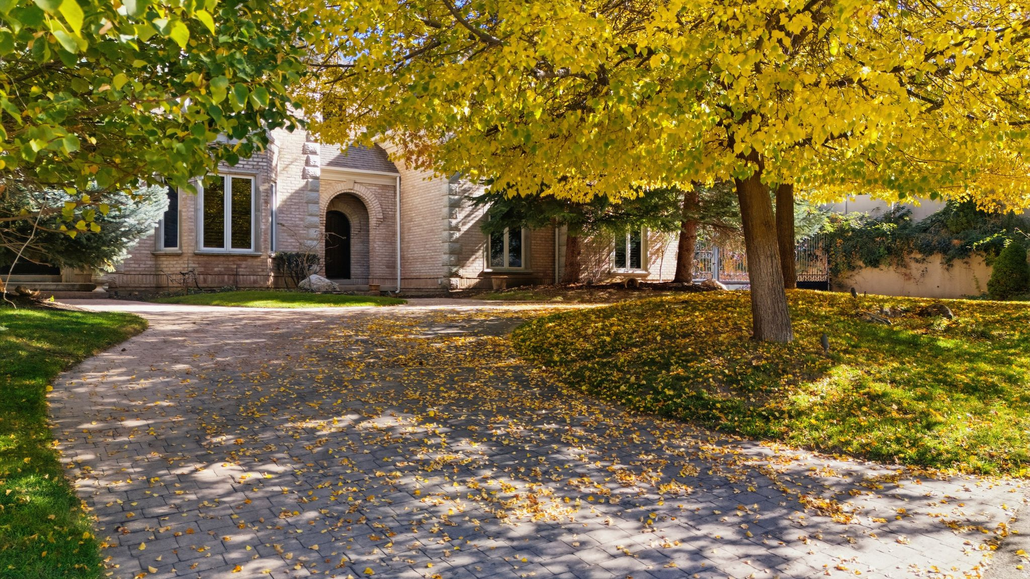 Sandy, Utah, 84092, United States, 6 Bedrooms Bedrooms, ,7 BathroomsBathrooms,Residential,For Sale,1988296