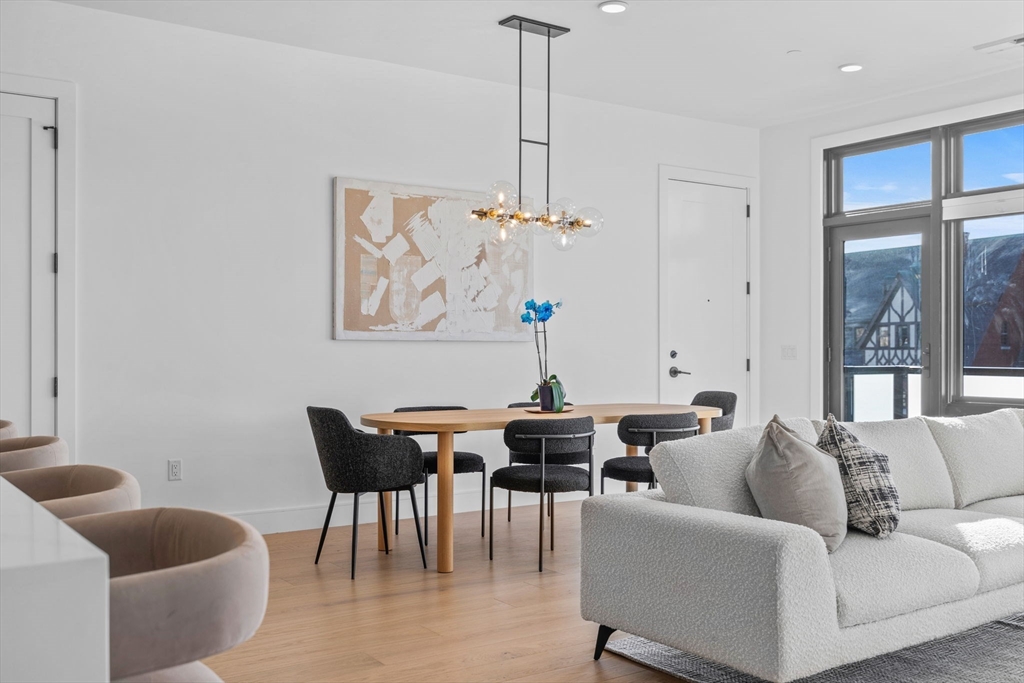 Brookline, Massachusetts, 02446, United States, 3 Bedrooms Bedrooms, ,4 BathroomsBathrooms,Residential,For Sale,1975462