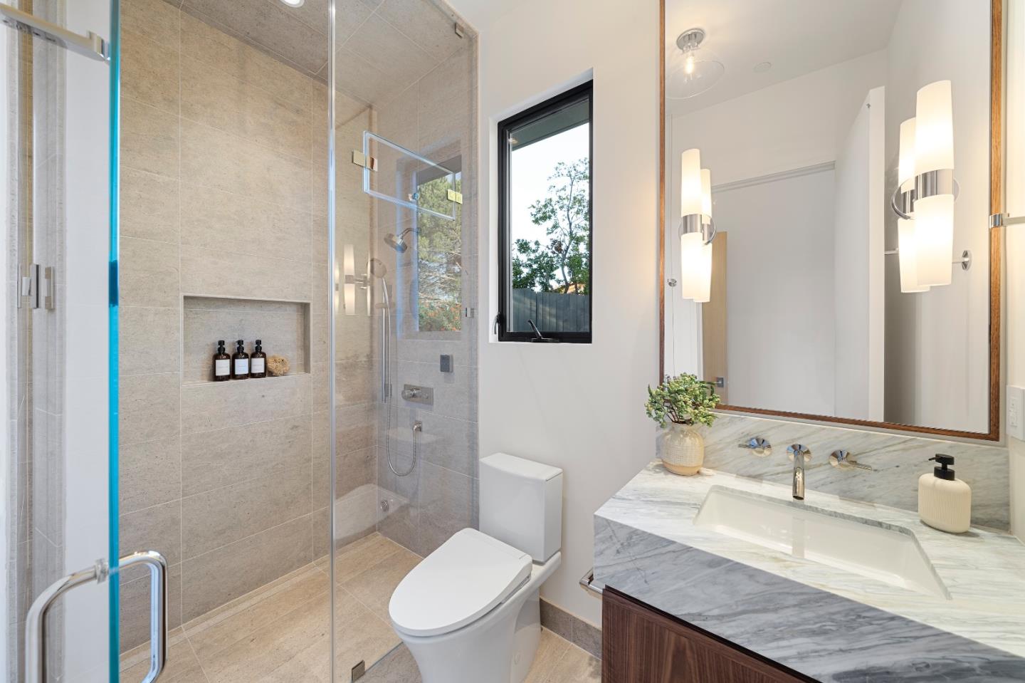 Hillsborough, California, 94010, United States, 5 Bedrooms Bedrooms, ,5 BathroomsBathrooms,Residential,For Sale,1947157