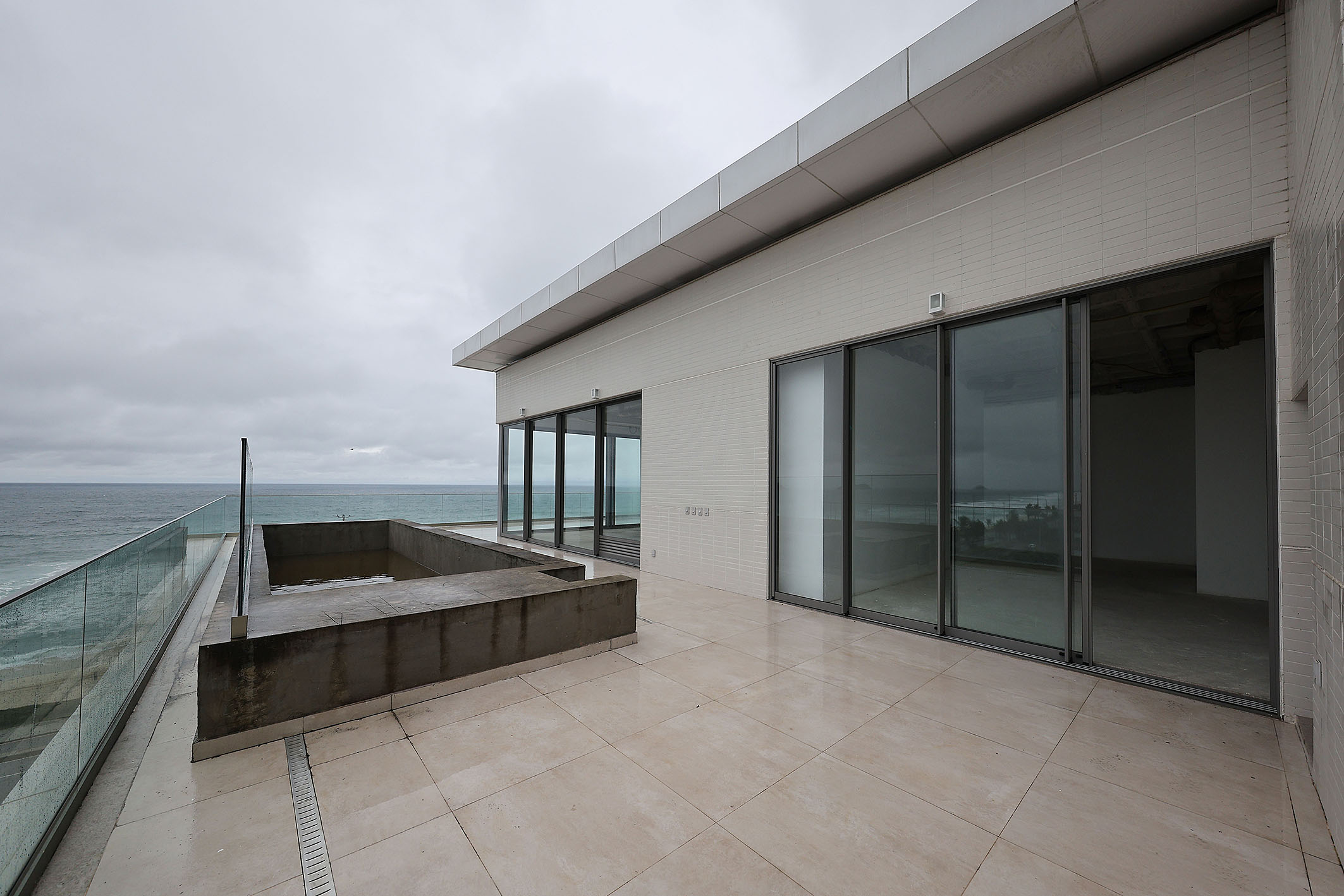  Linear Oceanfront Penthouse with Panoramic Views and Custom Potential - 物件實景