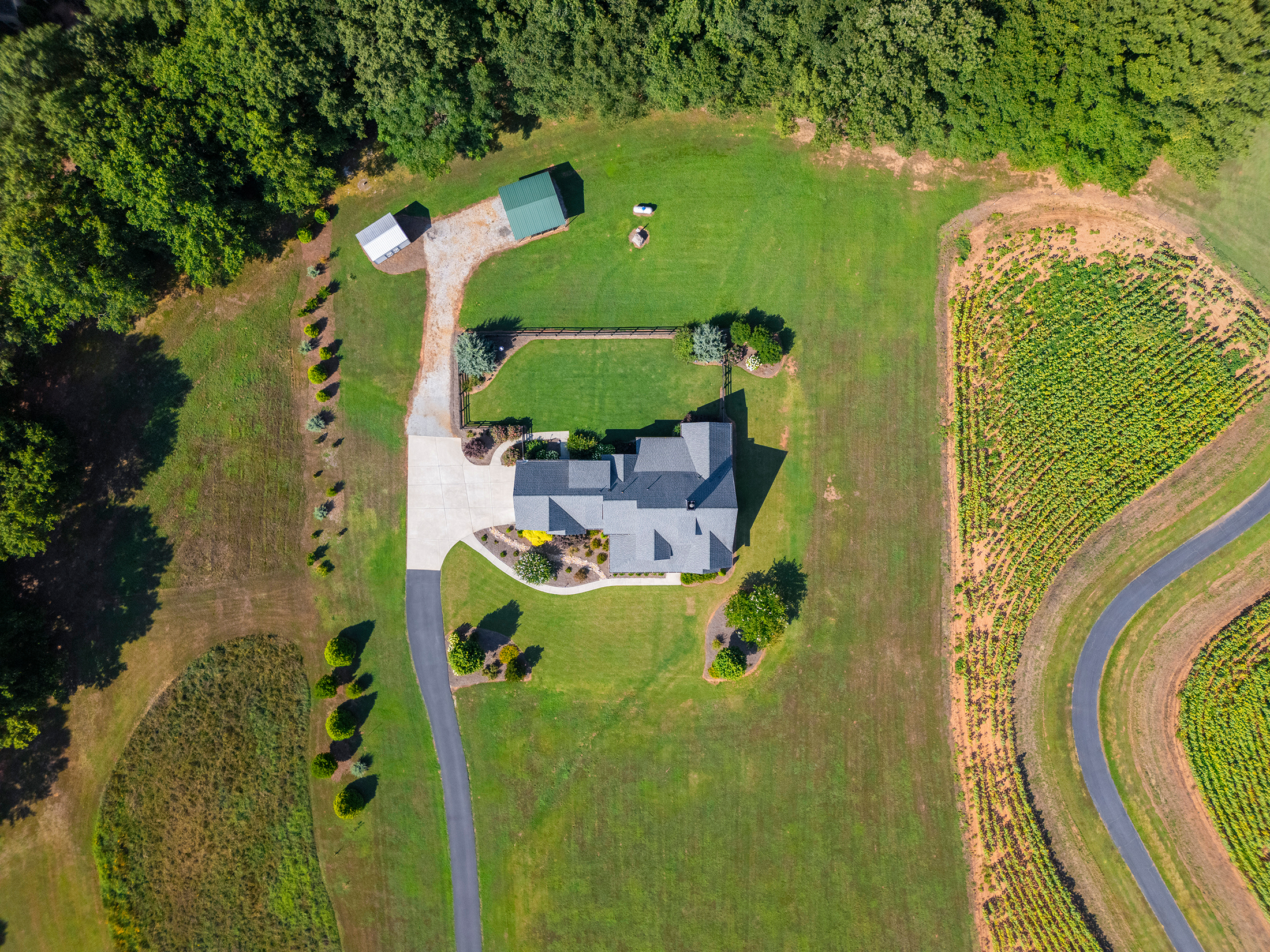  Tucked Away on Five+/- Acres - 物件實景