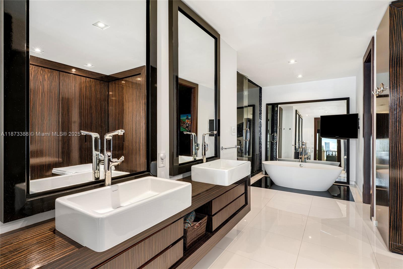 Miami, Florida, 33109, United States, 3 Bedrooms Bedrooms, ,3 BathroomsBathrooms,Residential,For Sale,1940936