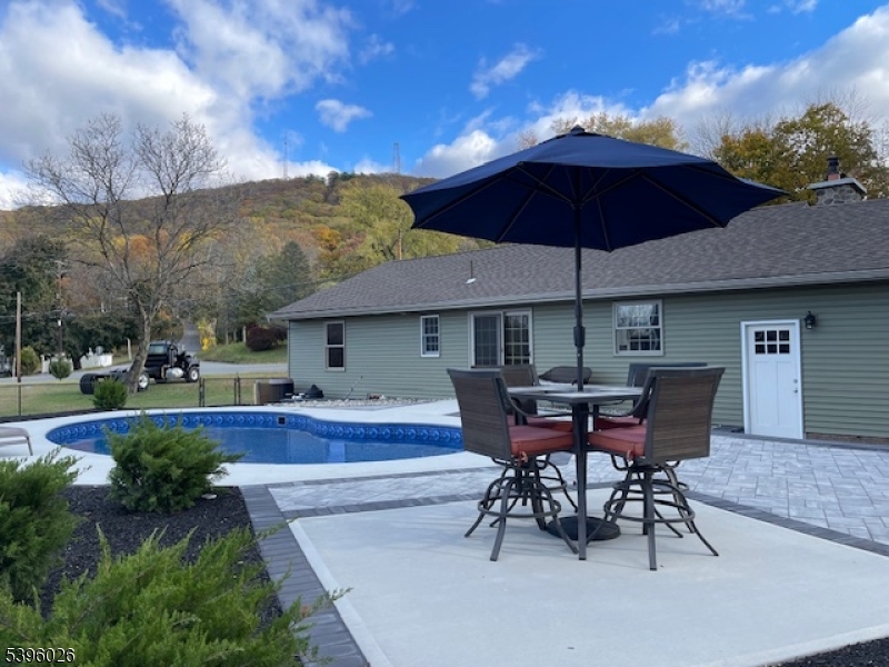 Hardyston Twp., New Jersey, 07419, United States, 3 Bedrooms Bedrooms, ,2 BathroomsBathrooms,Residential,For Sale,1992953