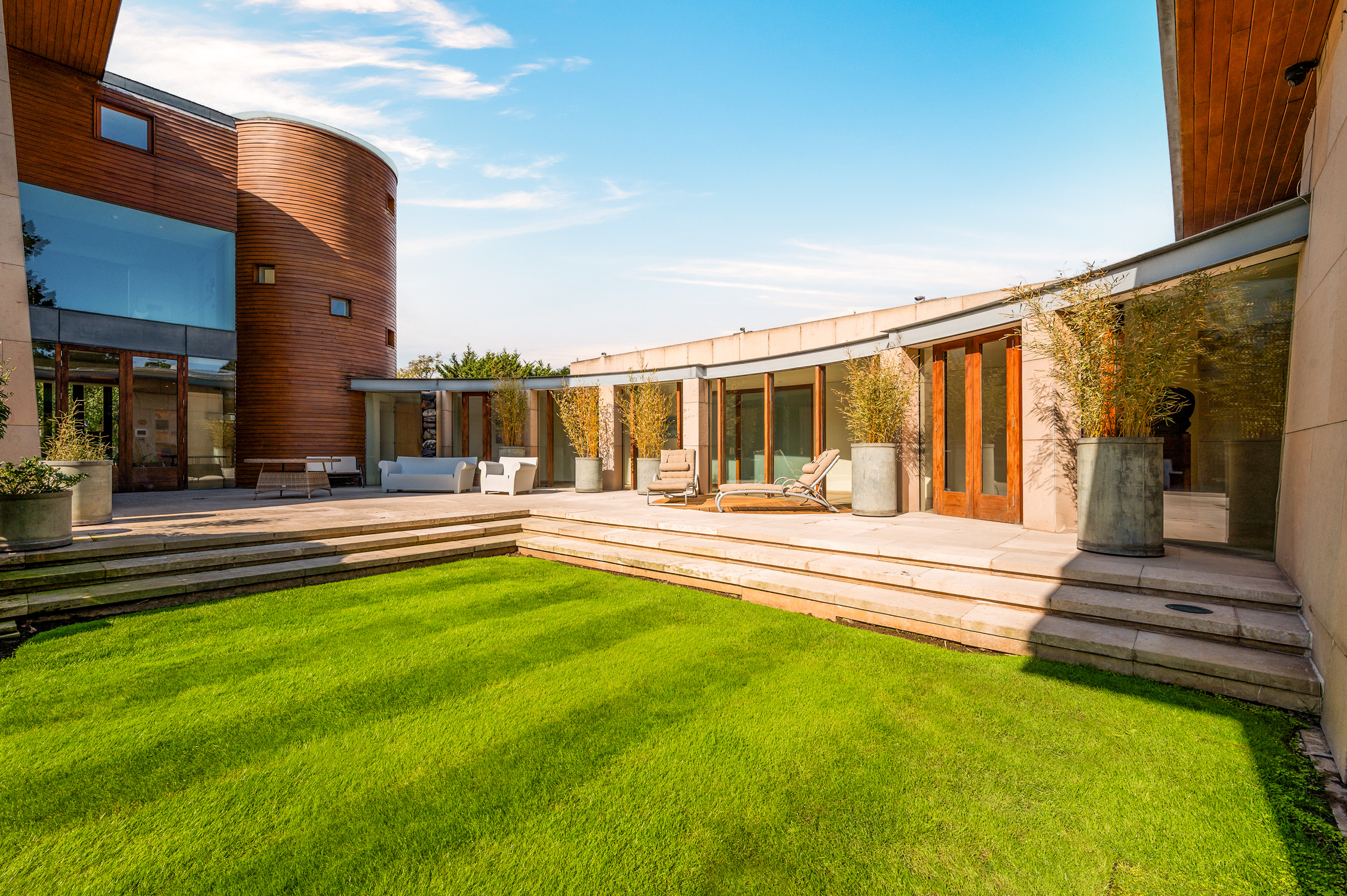  An architectural house on The Bishops Avenue with an indoor-outdoor pool - 物件實景
