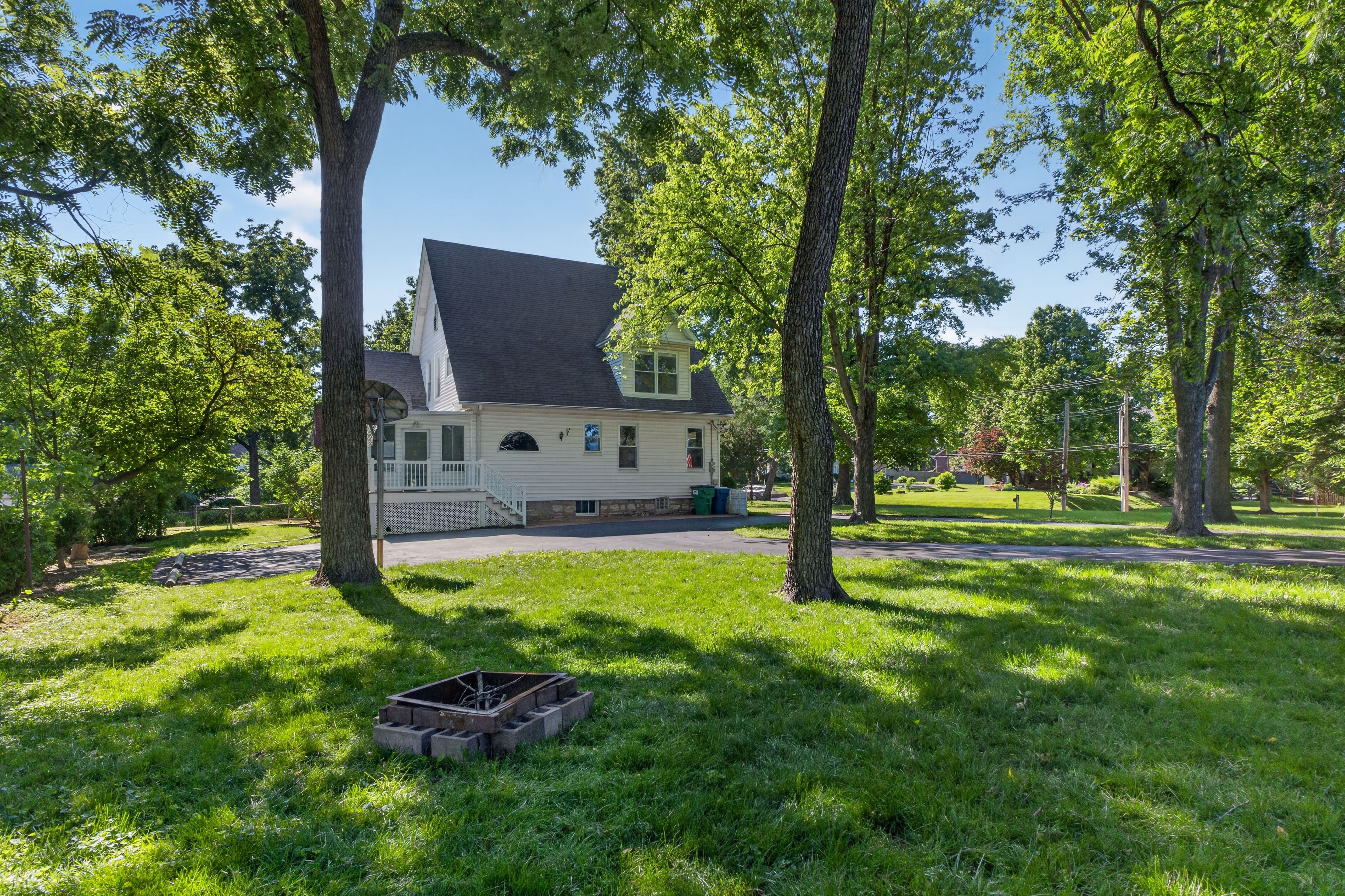  Charming White Farmhouse with Flexible Spacious Living - 物件實景