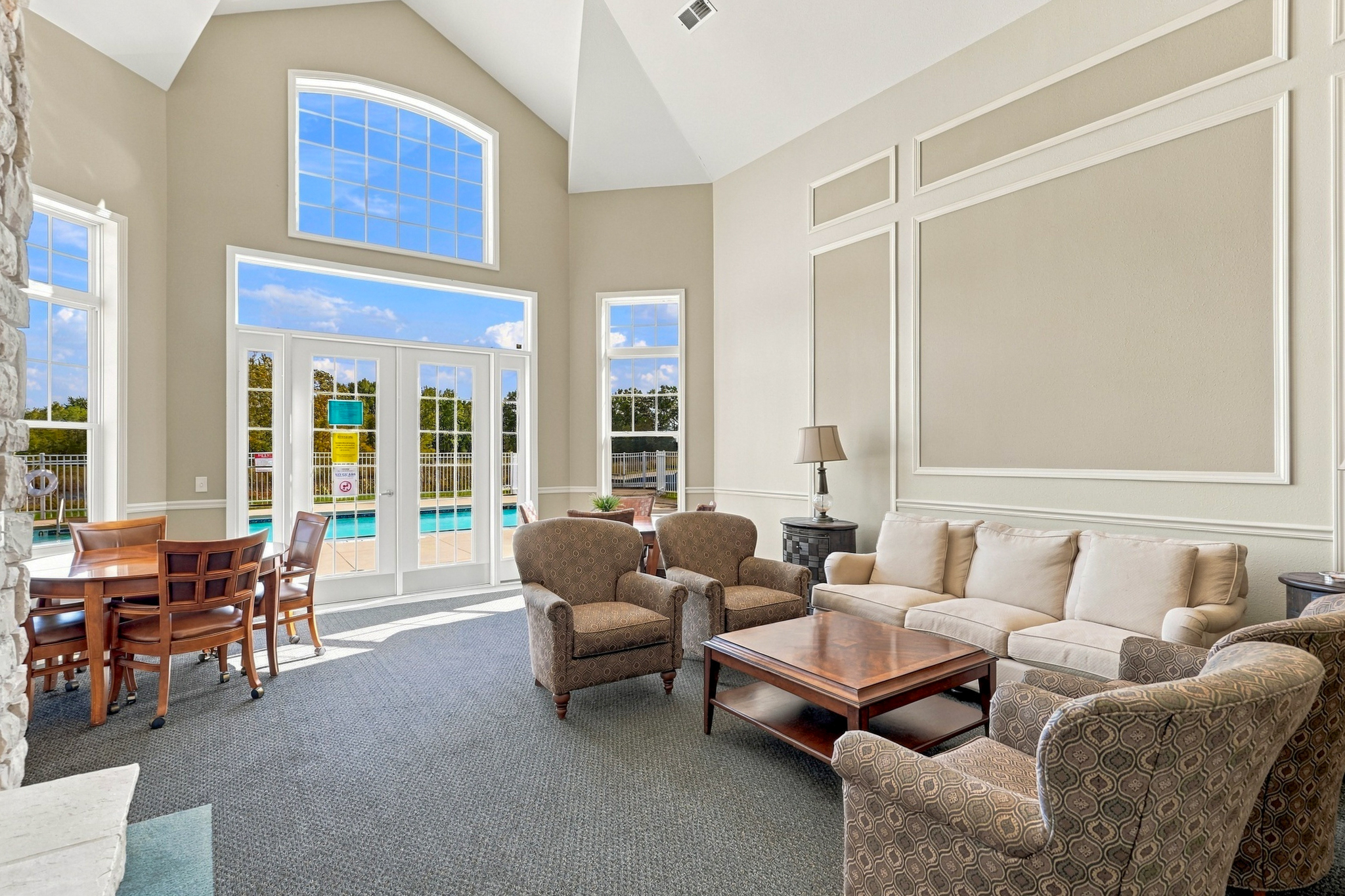  Pewaukee Condo with Scenic Pond Views & Resort Amenities - 物件實景
