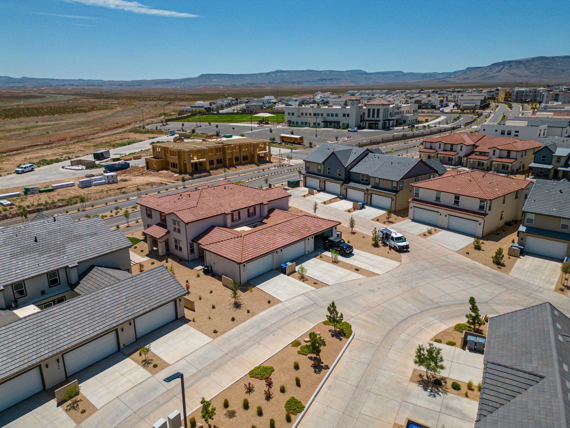  Move-in ready. Desert Color - Furnished 3 bed townhome - 物件實景