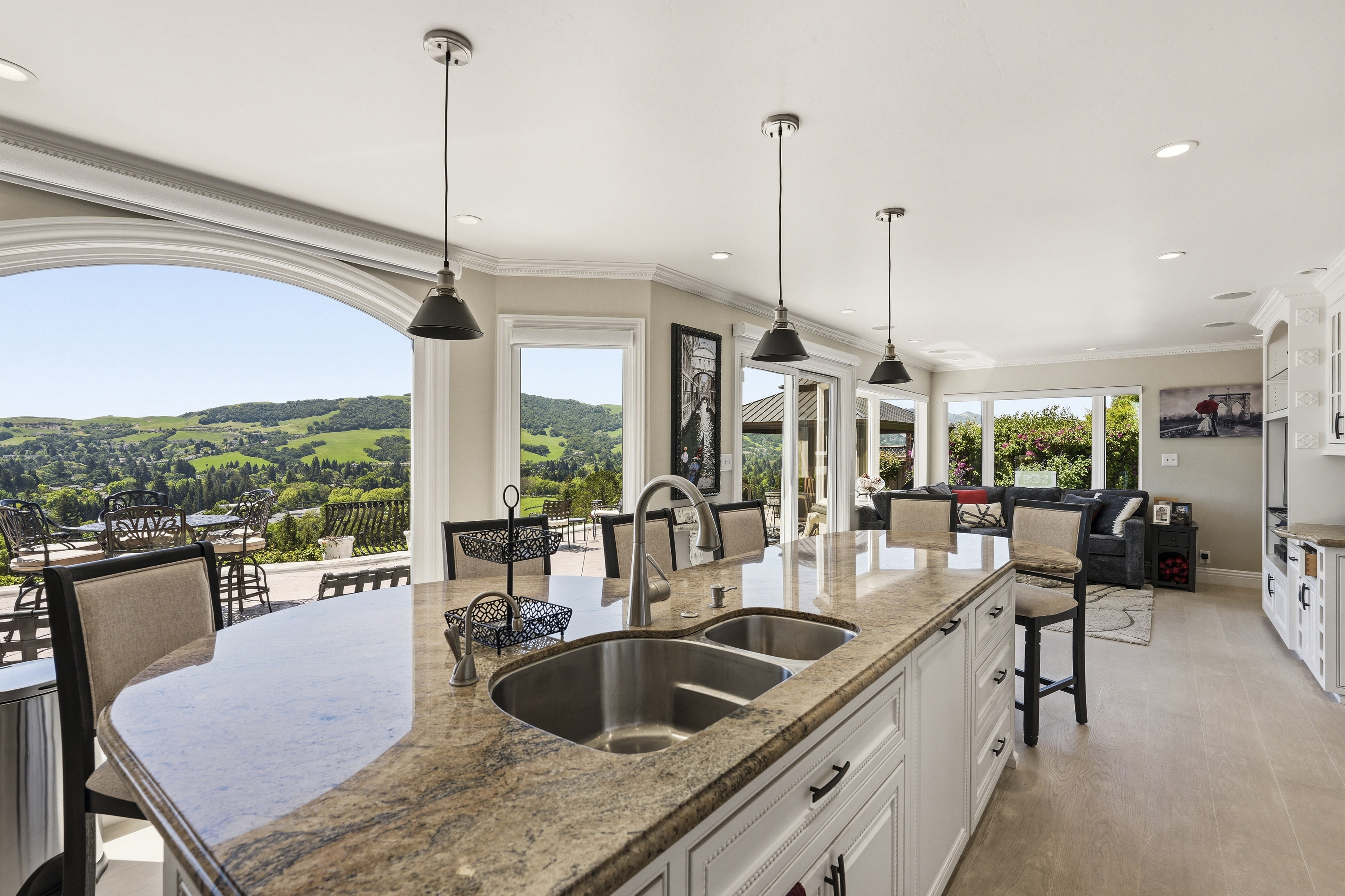  Million Dollar Views and Timeless Elegance in This Exceptional Residence - 物件實景