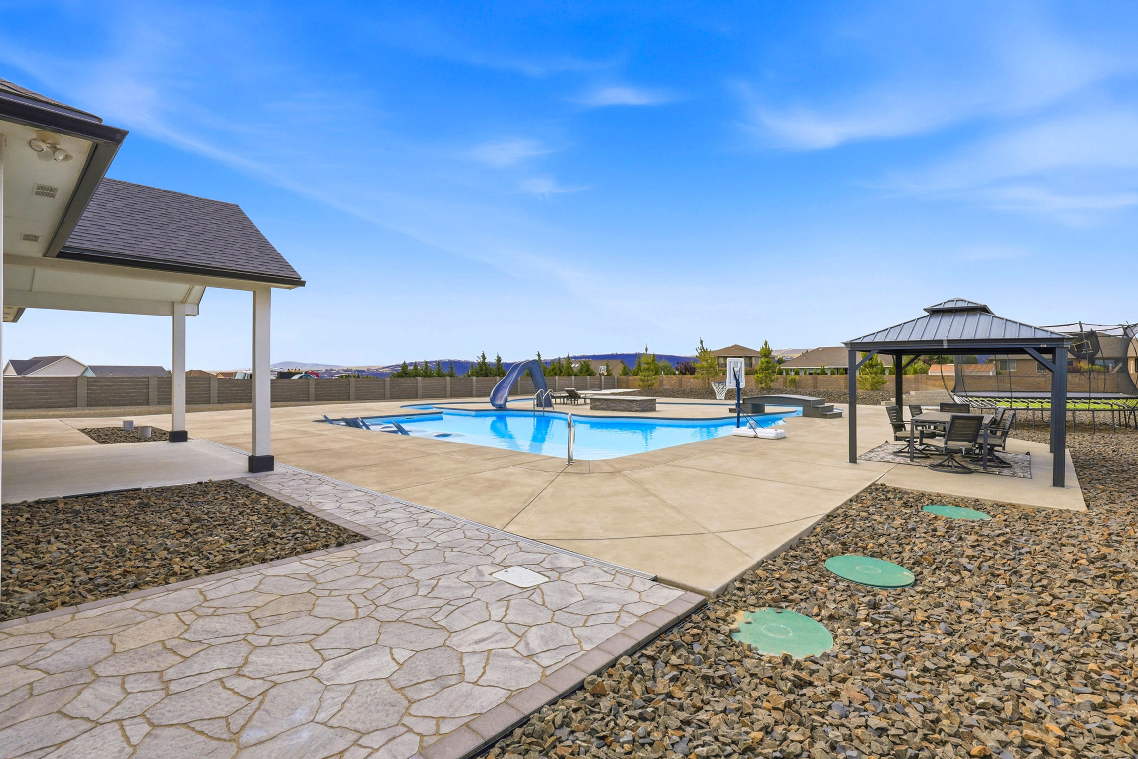  1 acre, room for shop, large pool with lazy river - 物件實景