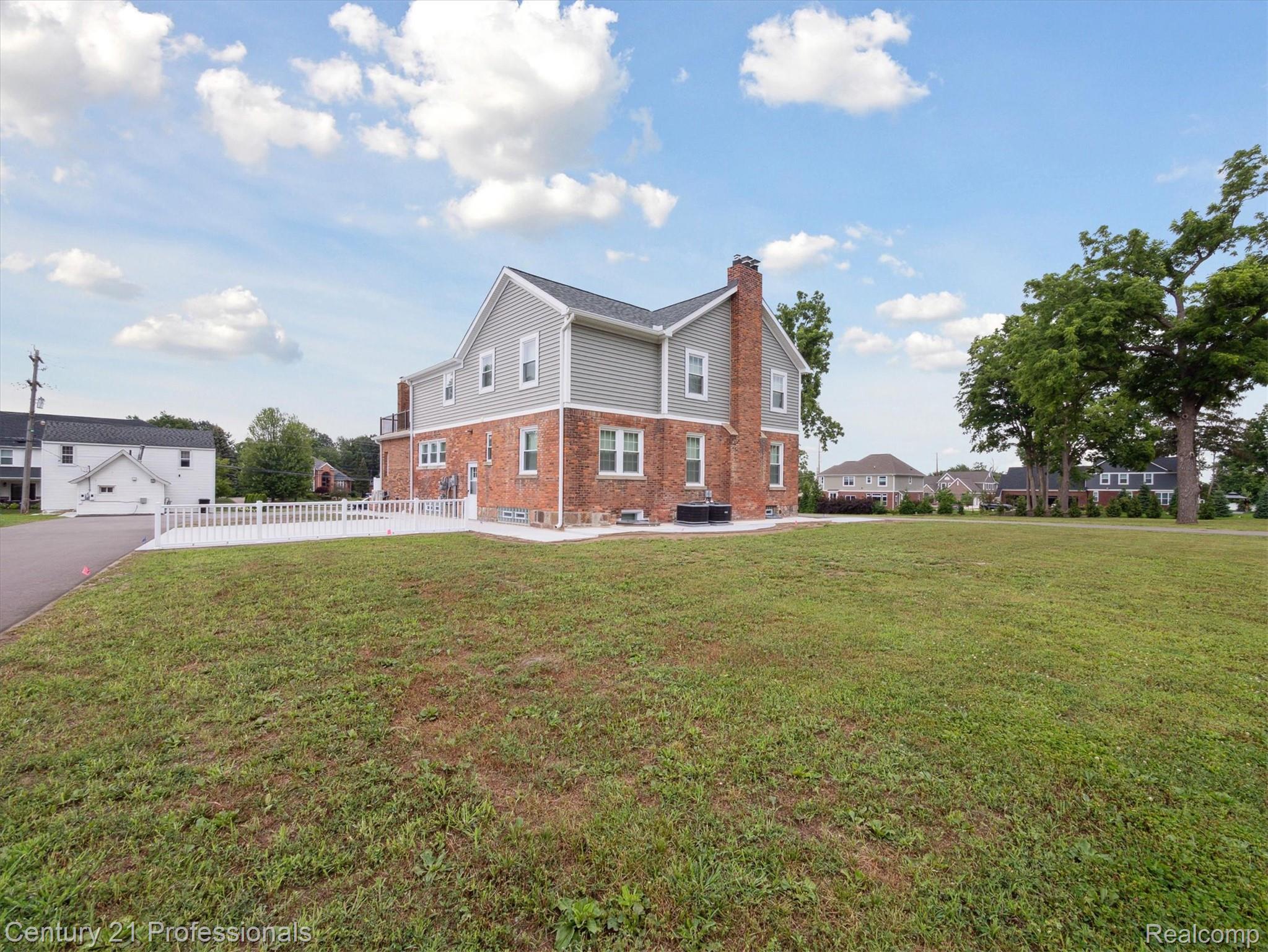 FarmingtonHills, Michigan, 48167, United States, 4 Bedrooms Bedrooms, ,4 BathroomsBathrooms,Residential,For Sale,1895323